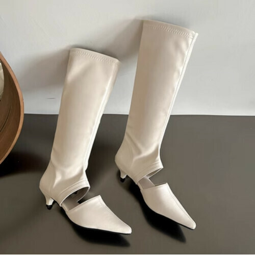 Pointed, hollow, low-heeled elastic boots