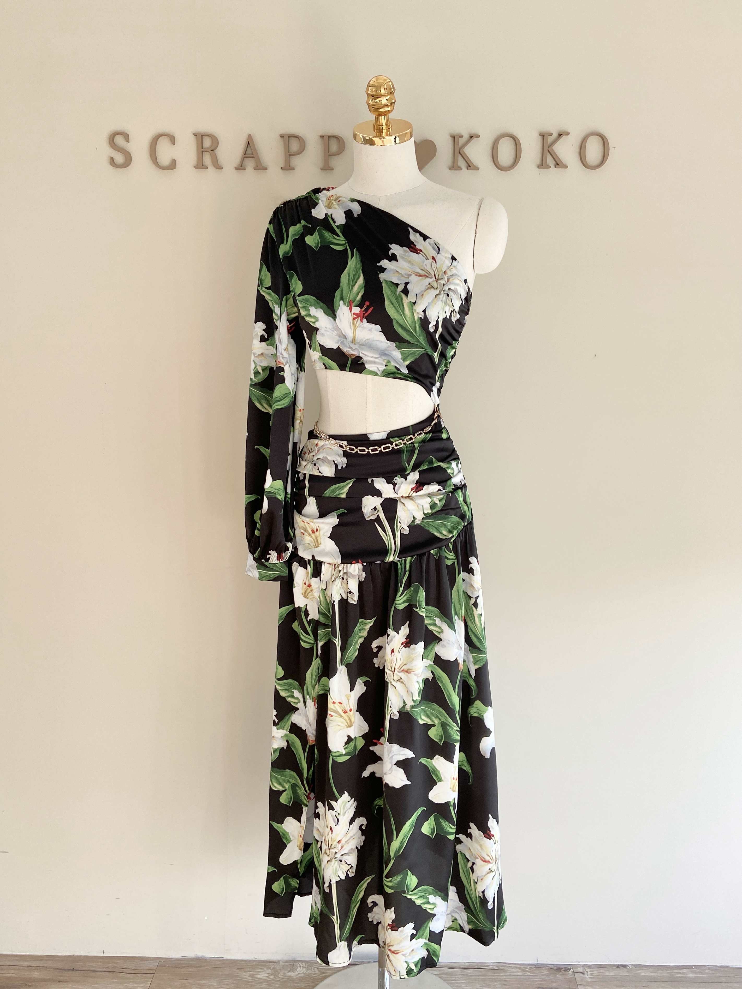 Deja vu 單邊袖環鏈露腰長洋裝