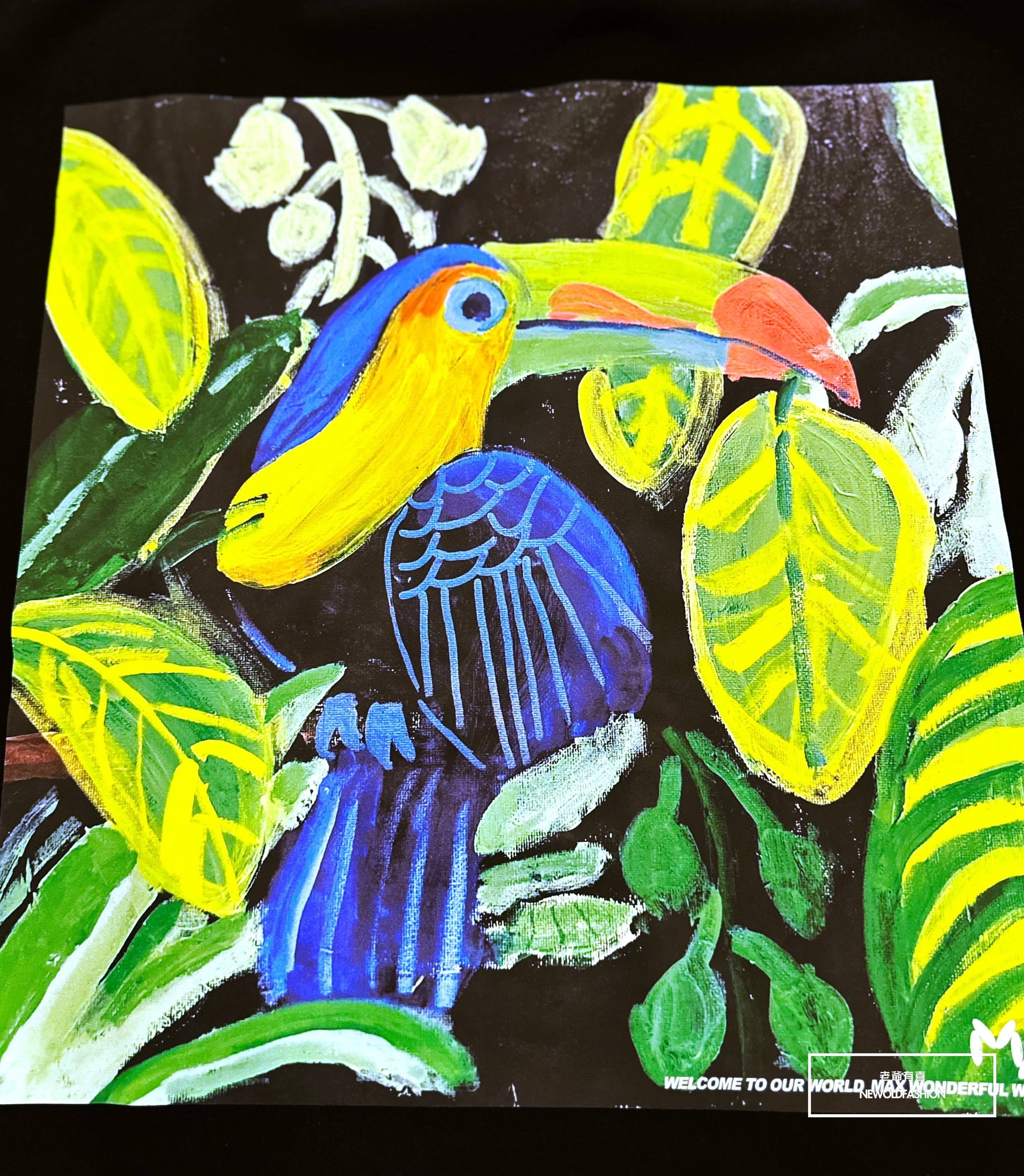 『新品上市』重磅繪畫小鳥刷毛大學T-黑(NOF2311F007)