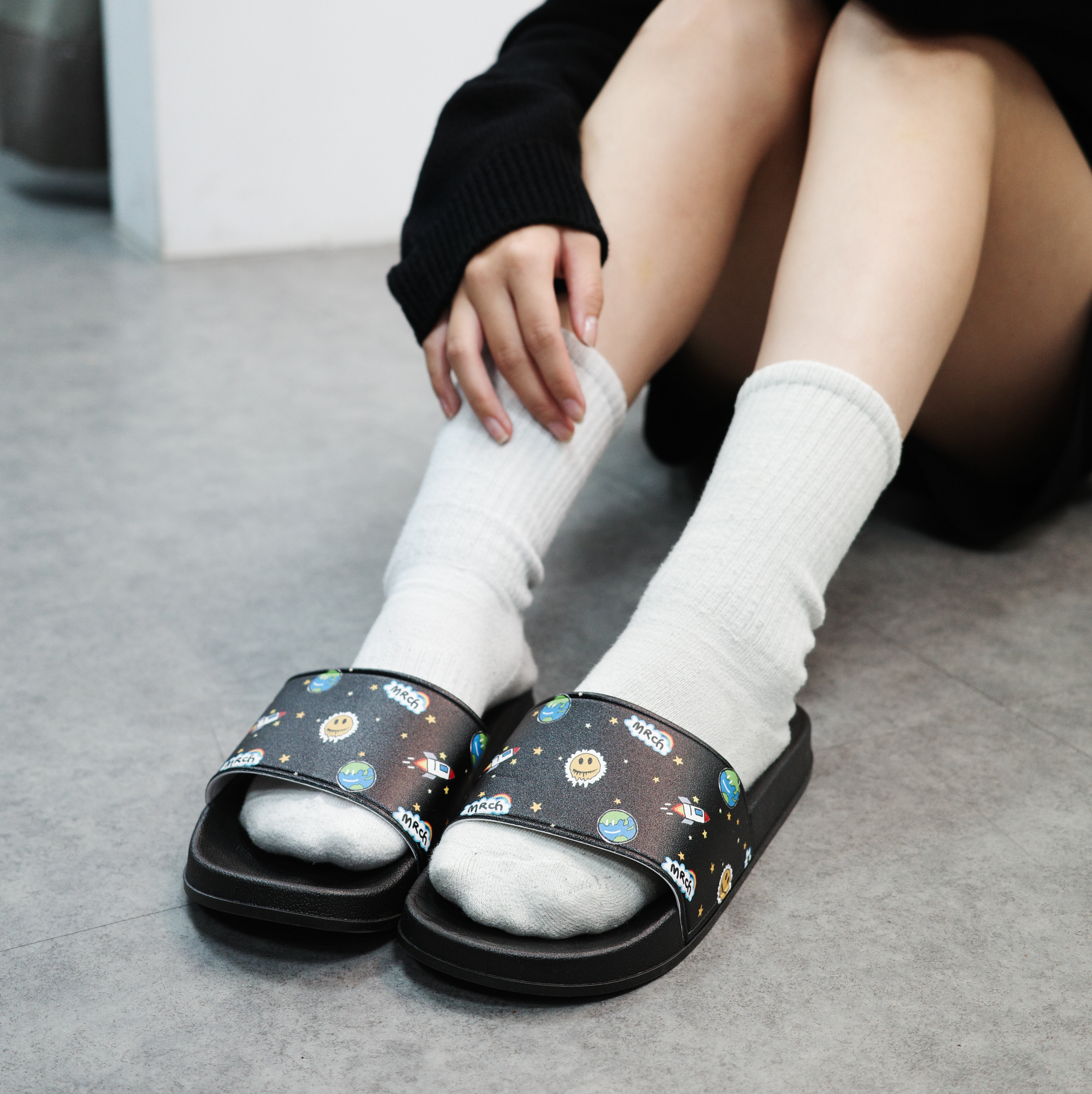 MISTERCHILD  (SALE) 居家 拖鞋 繪畫 塗鴉  （2 colors)