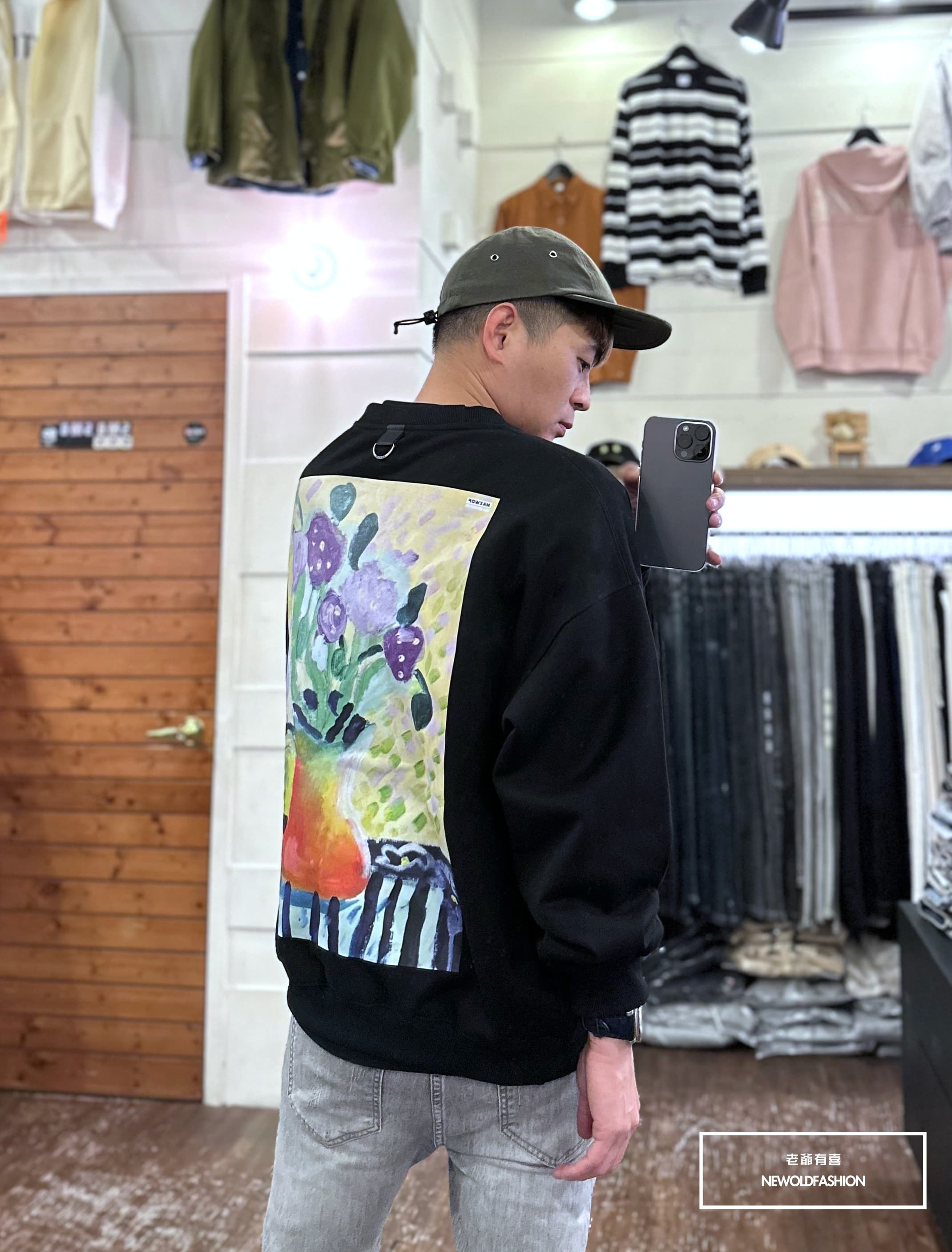 『新品上市』重磅花景油畫刷毛大學T-黑(NOF2311F005)