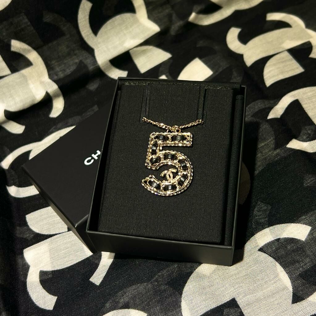 全新CHANEL頸鏈 毛衣鏈 NO.5 LOGO 水晶鑲嵌 / 織皮工藝 #BRAND NEW #香榭站正品