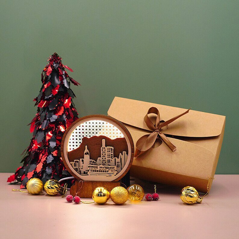 祝君安好 聖誕禮盒套裝A| 木製水晶球造型小夜燈 藤編通花圖案杯墊| 獅子山造型圖案| 聖誕禮物| 香港設計 香港製造