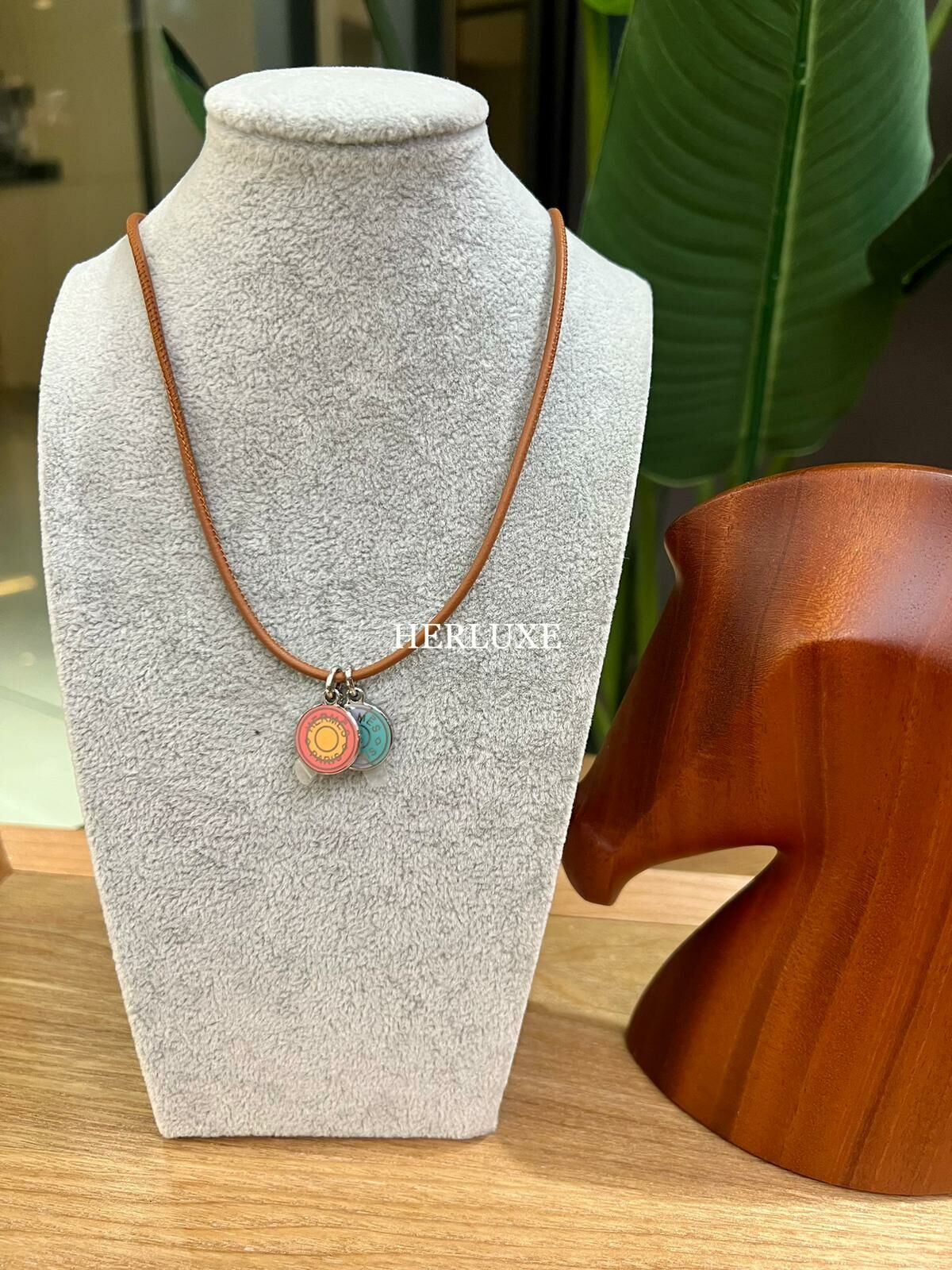 Eclipse necklace acidule