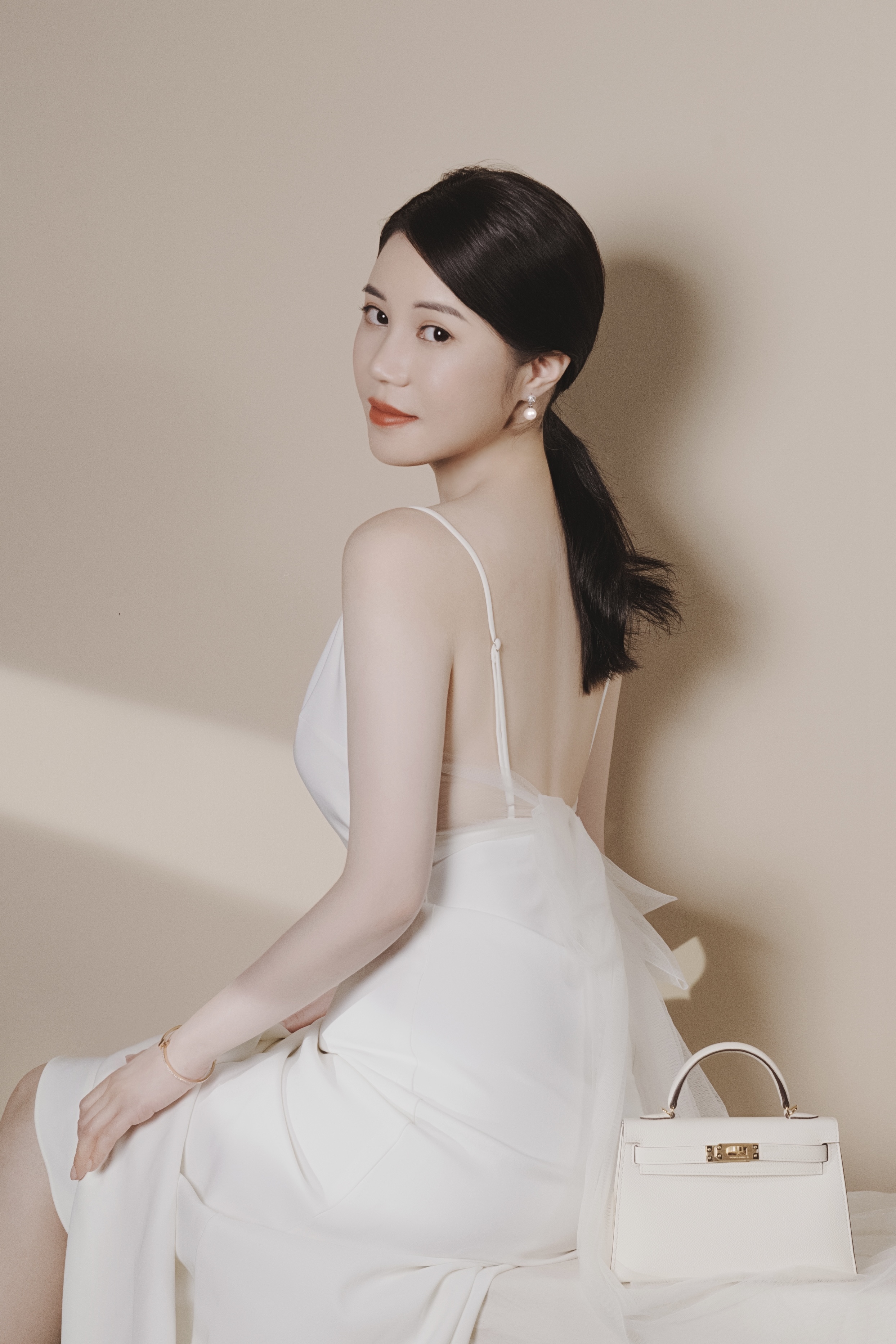 All White 仙女白色系👰🏻‍♀️ 老闆盈迦 這一身白禮服可太美了🫧 搭配Mini Kelly 二代 i2奶油白🥛 盡顯氣質美出新高度🕊️ 人間白天鵝🦢 妥妥打造聖潔女神感～ 又仙又美🧚🏻