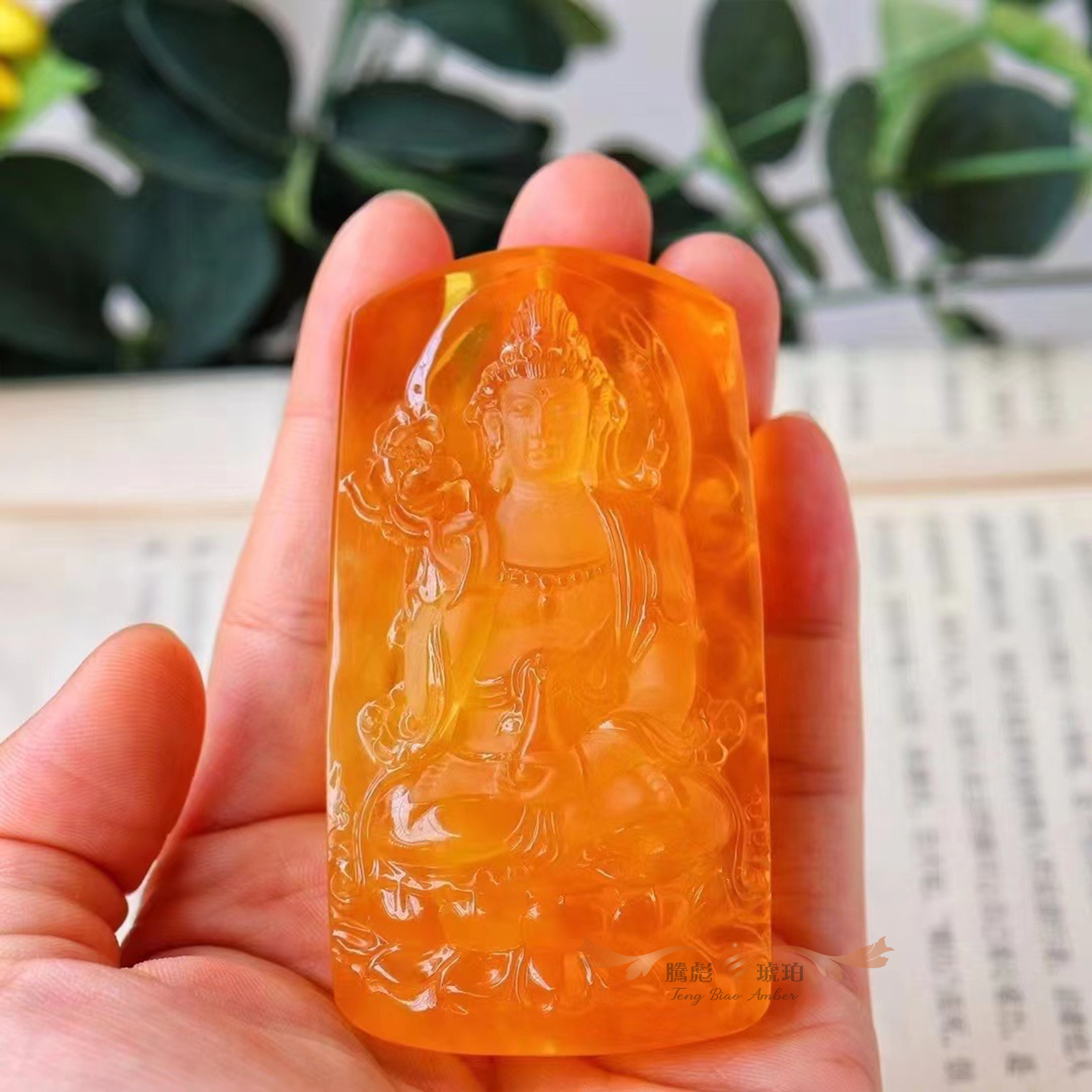 收藏款3A天然波羅的海蜜糖紅蜜蠟持蓮觀音掛牌—巧匠精雕