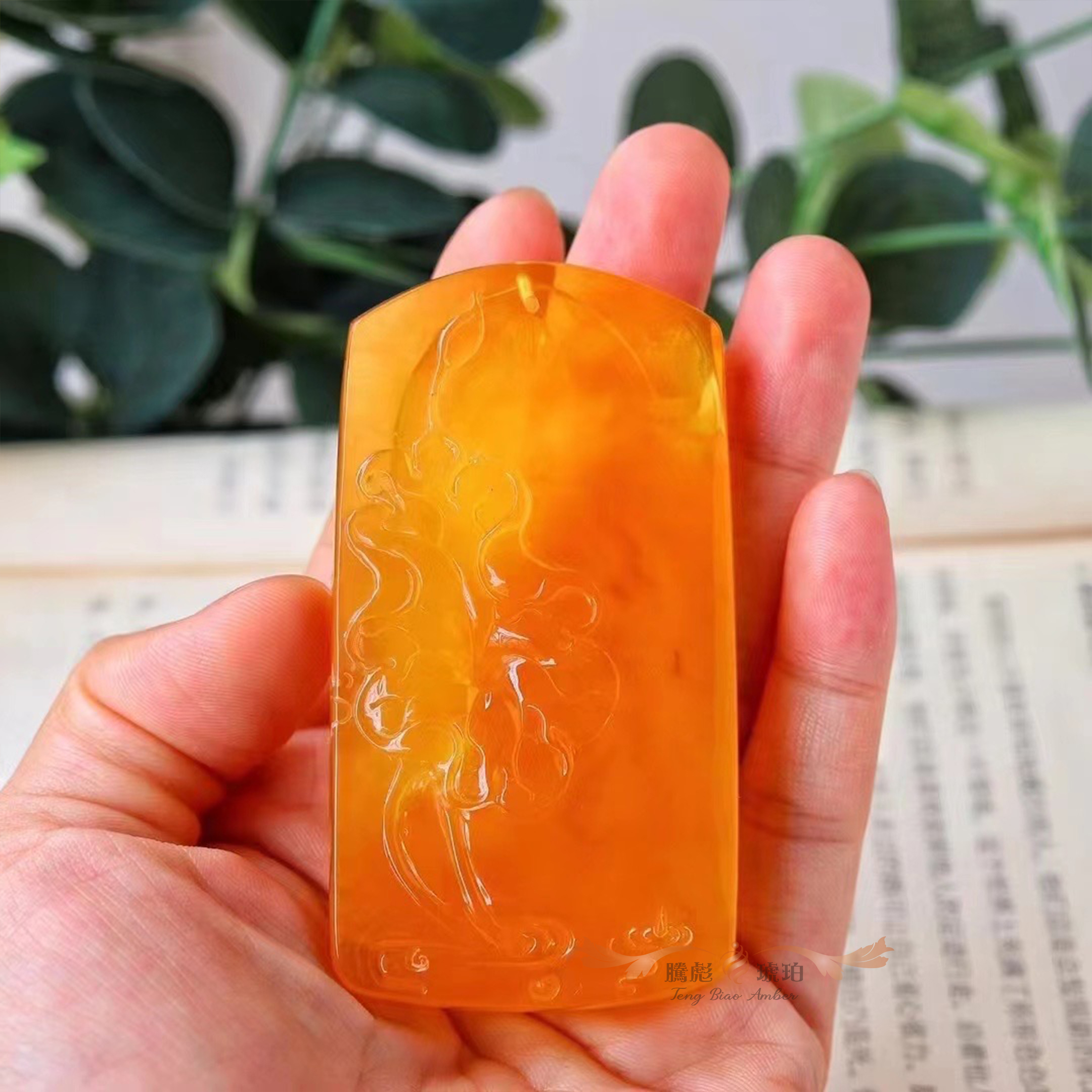 收藏款3A天然波羅的海蜜糖紅蜜蠟持蓮觀音掛牌—巧匠精雕