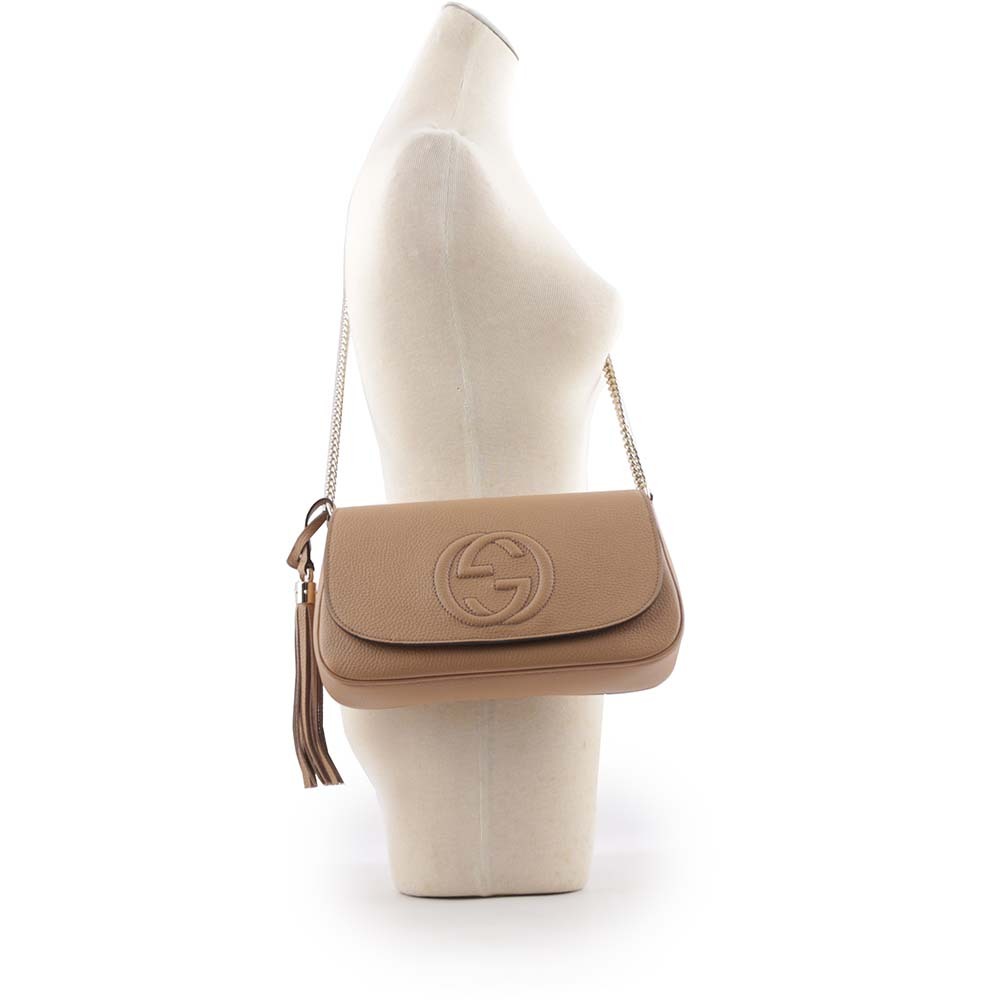 【GUCCI】SOHO 系列流蘇牛皮翻蓋二用包(裸粉色) 536224 A7M0G 2754