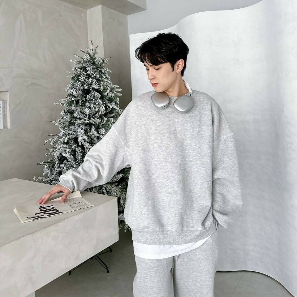 男模穿著#80501 反車線大學T棉褲套裝淺灰半身照