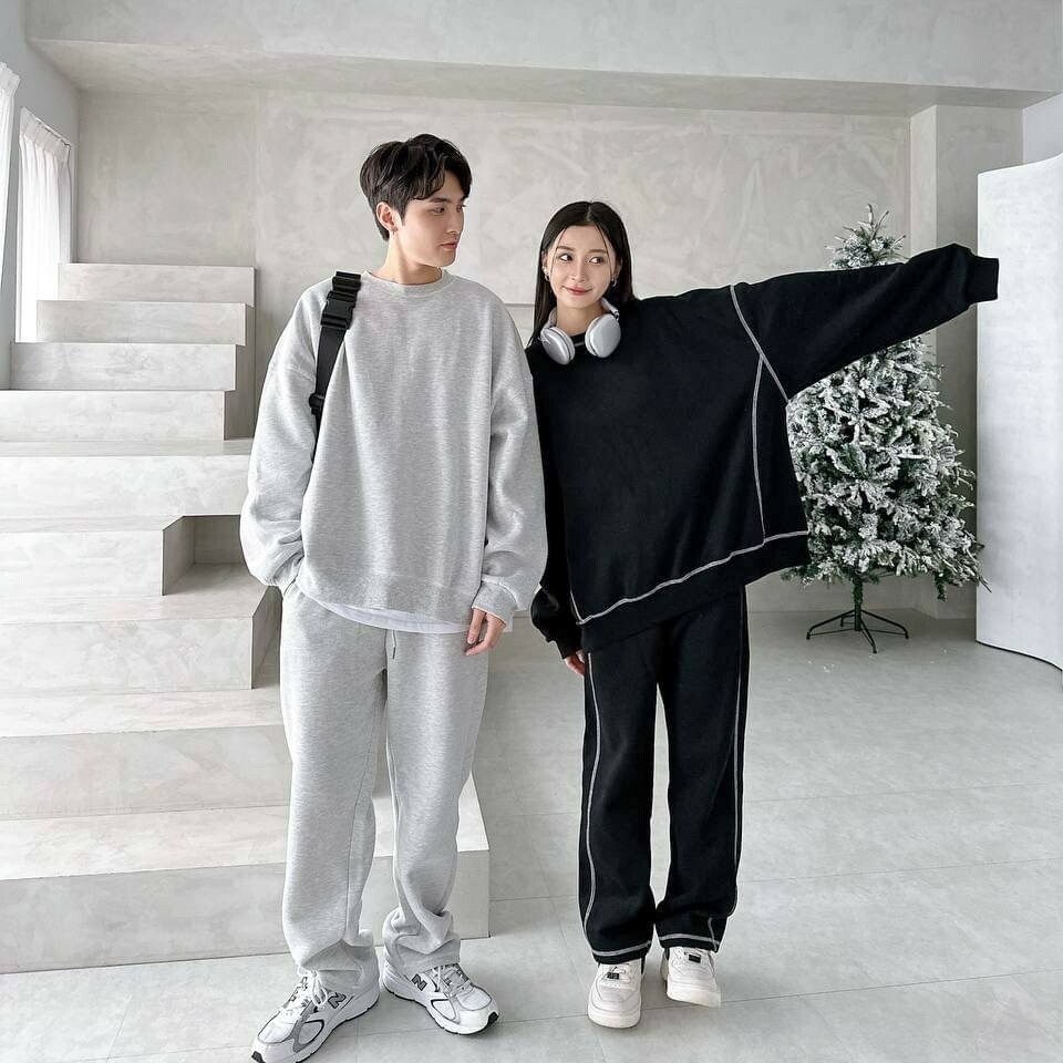 男模和女模穿著#80501 反車線大學T棉褲套裝淺灰及黑色全身照