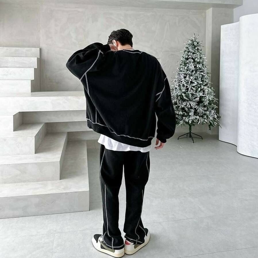 男模穿著#80501 反車線大學T棉褲套裝黑色背面照