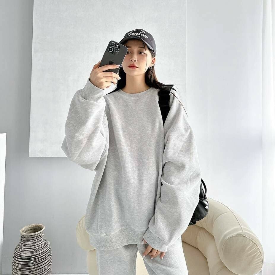 女模穿著#80501 反車線大學T棉褲套裝淺灰半身照