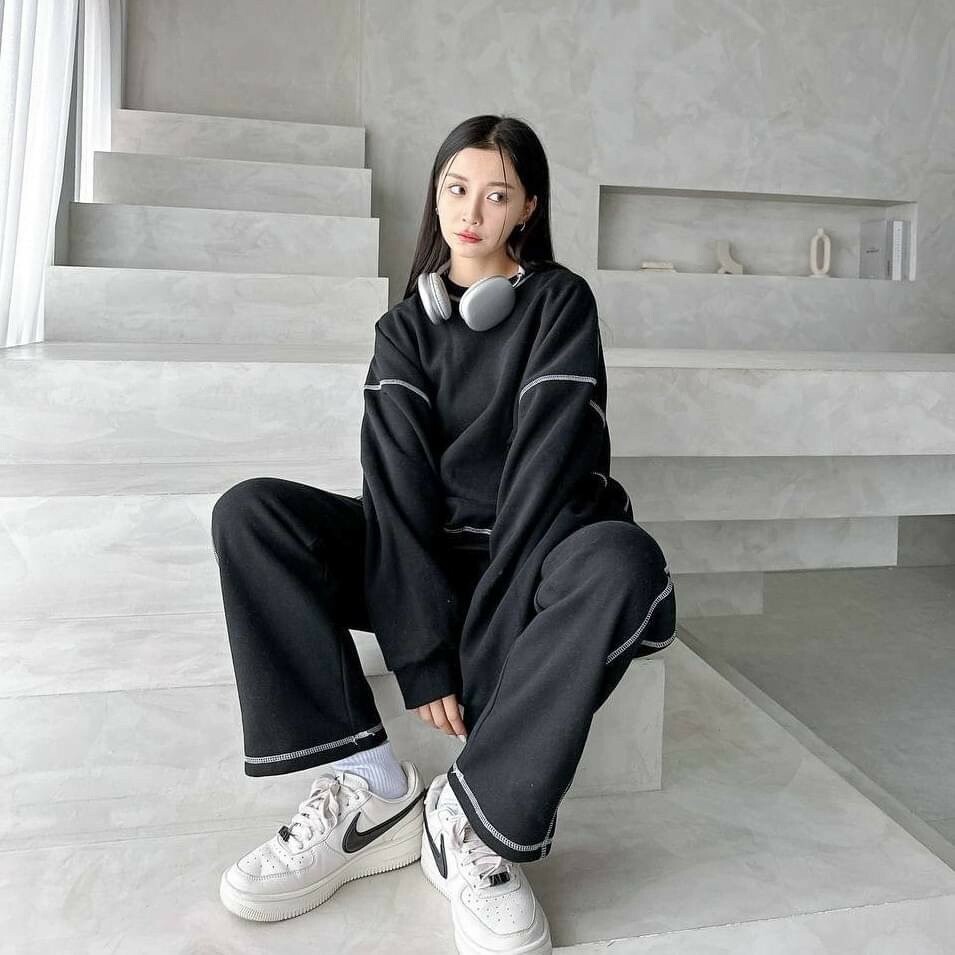 女模穿著#80501 反車線大學T棉褲套裝黑色全身照