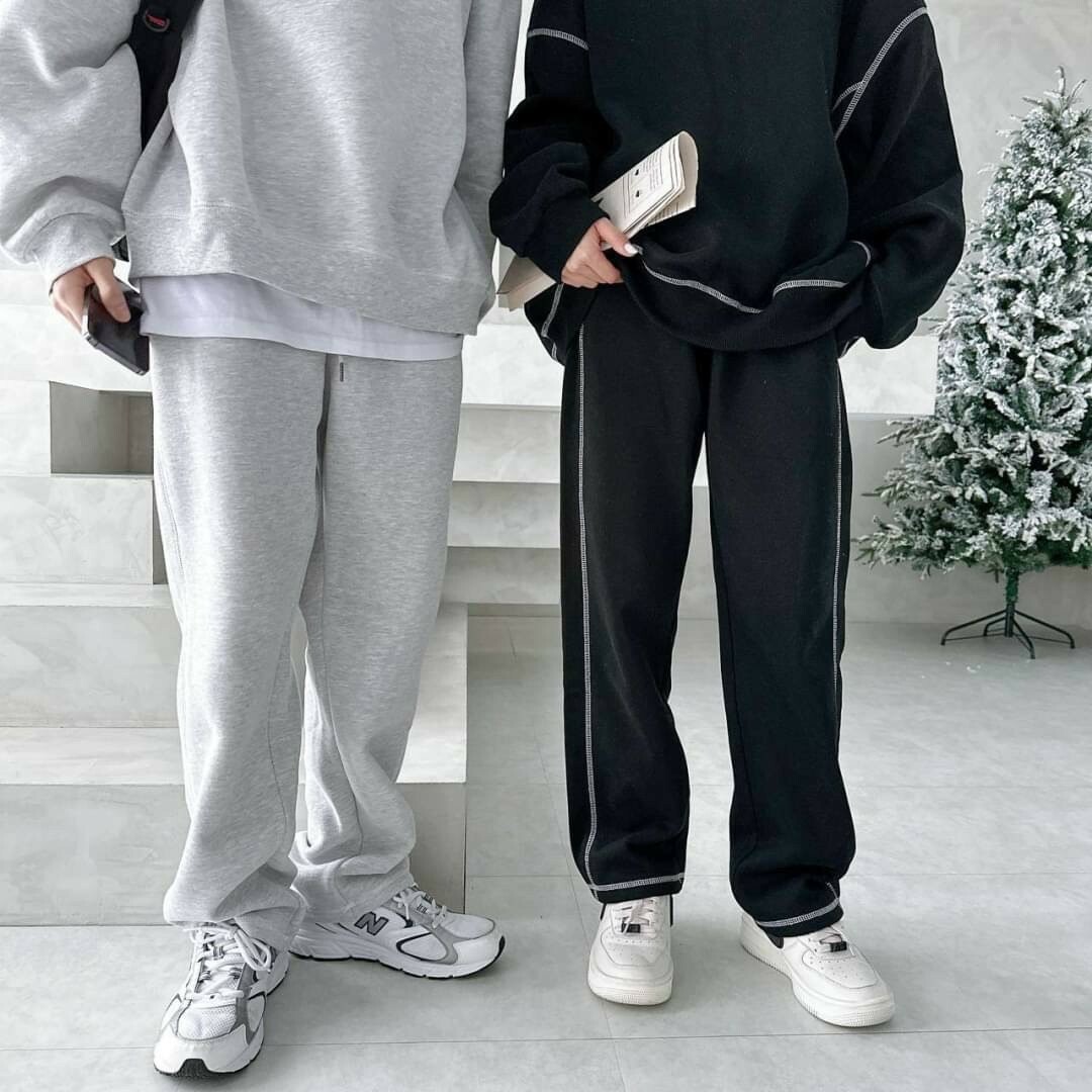 男模和女模穿著#80501 反車線大學T棉褲套裝淺灰及黑色半身照