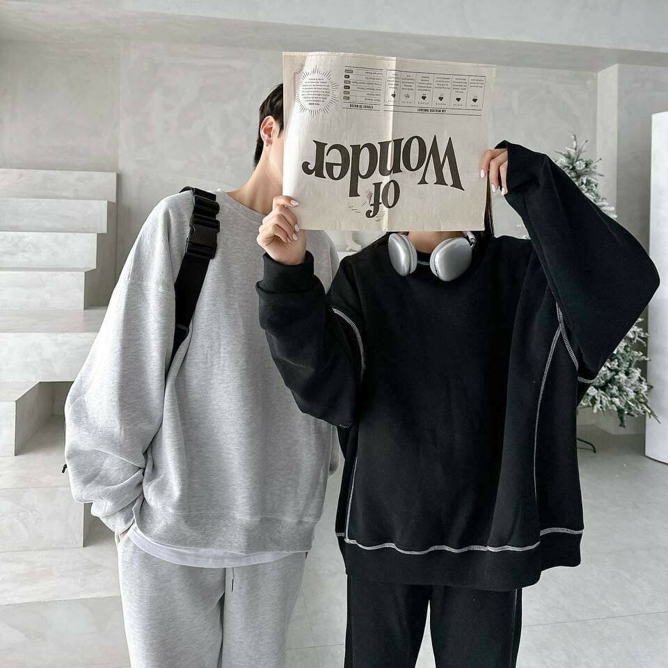 男模和女模穿著#80501 反車線大學T棉褲套裝淺灰及黑色半身照