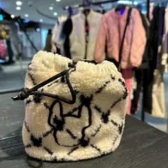 [S] LIFEWORK RADOK REVERSIBLE SMALL BUCKET BAG,IVORY, LW234BG70202F (SLW402)