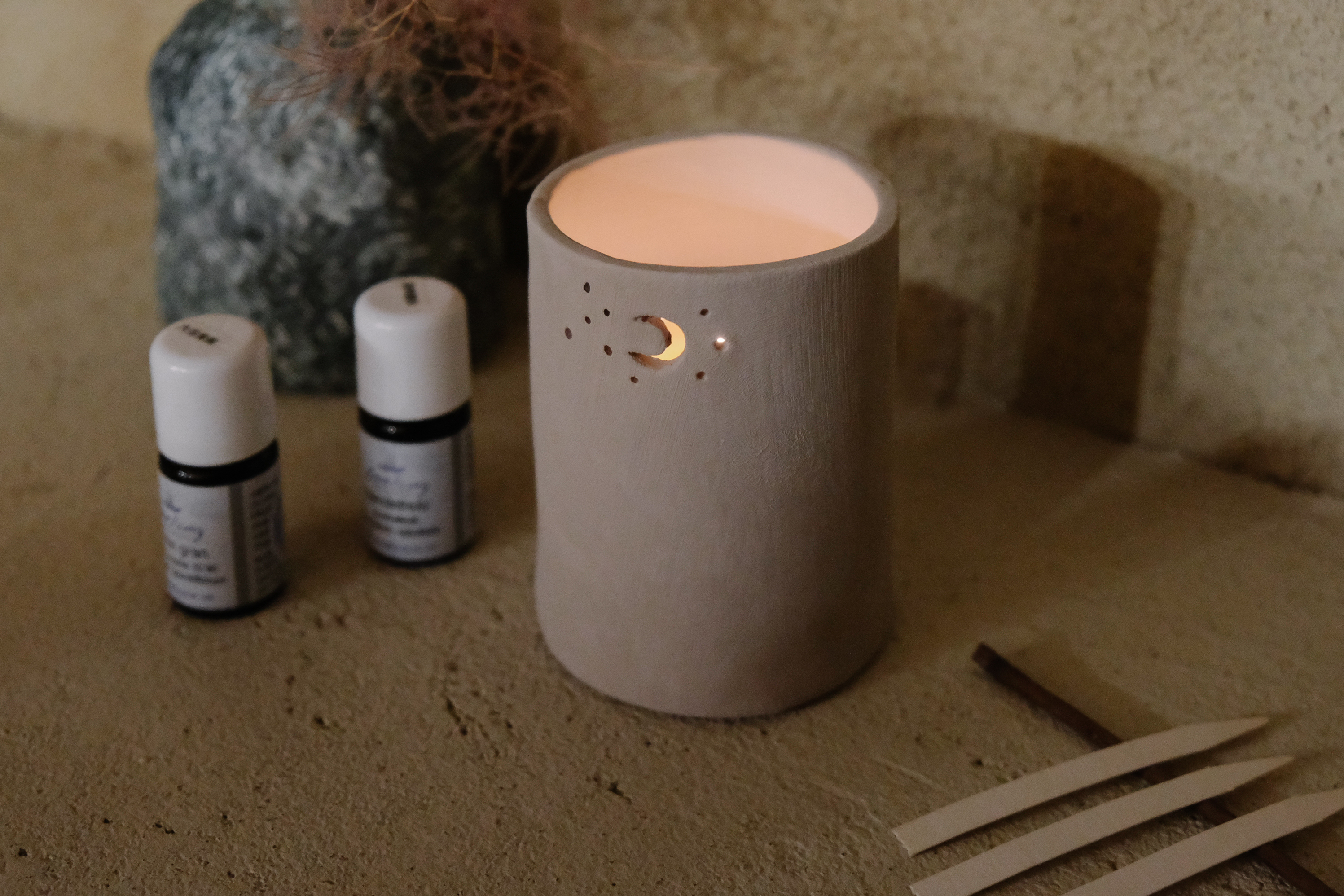 冬日香氣小聚 〉陶土微光．與香 ———  手刻陶杯與芳香蠟燭 ft. Round Round