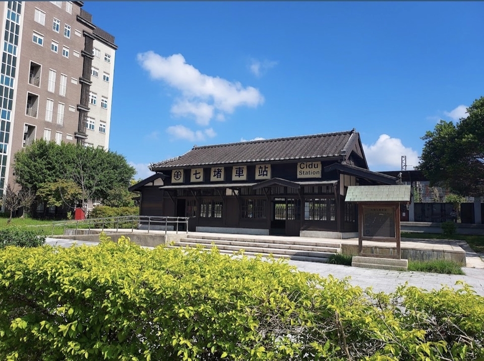 七堵鐵道紀念公園是坐火車可以到的景點，北台灣最早的木造車站，在舊址旁的鐵道公園重新組裝，提供在地人休憩的環境。