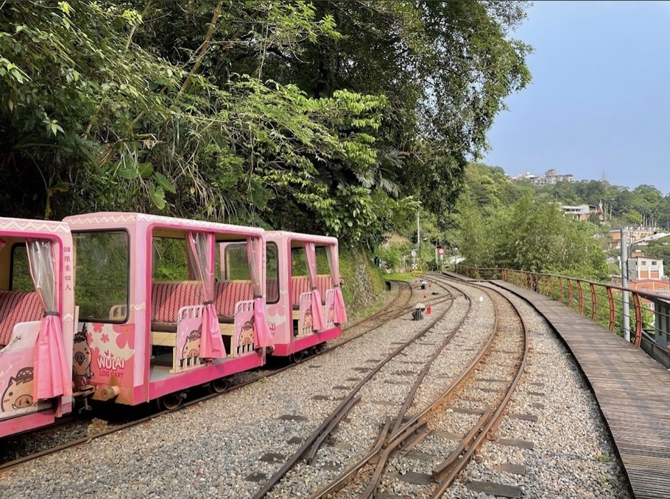 近年越來越多人喜歡坐火車可以到的景點，而烏來台車則是其中一個輕旅遊的選擇，沿途還可飽覽烏來風光。
