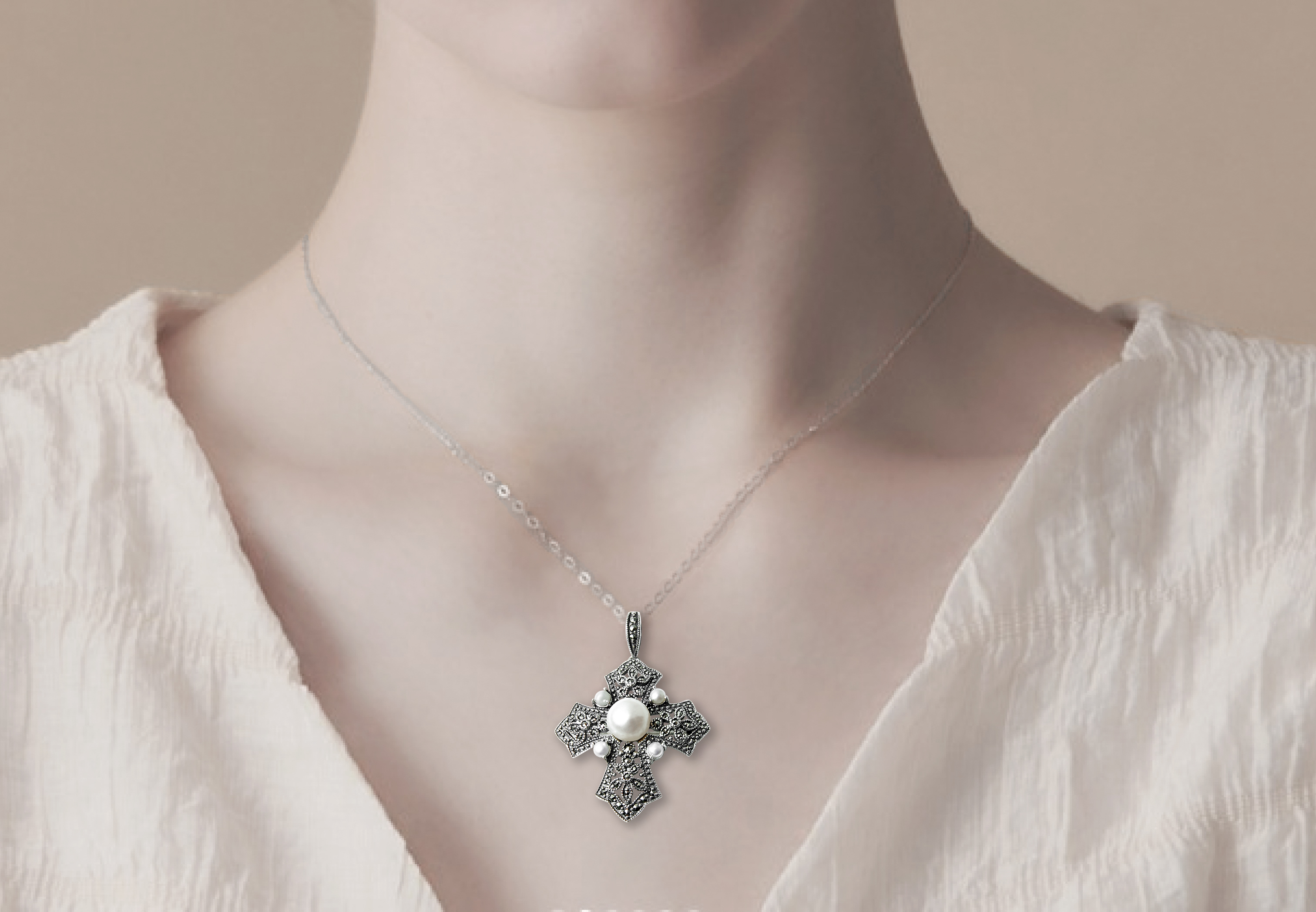 十字架雕花珍珠胸墜（OP1950）