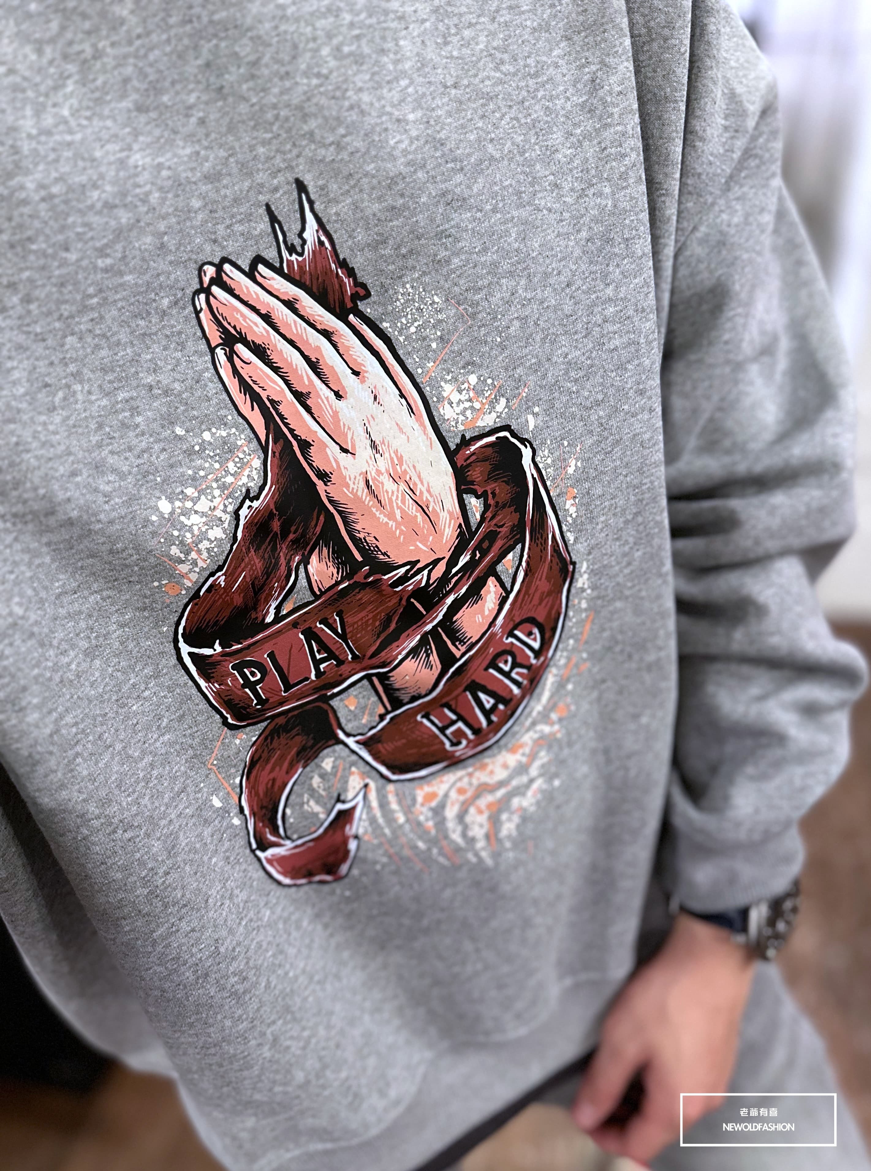 『新品上市』重磅祈禱手刷毛大學T-淺灰(NOF2311F009)