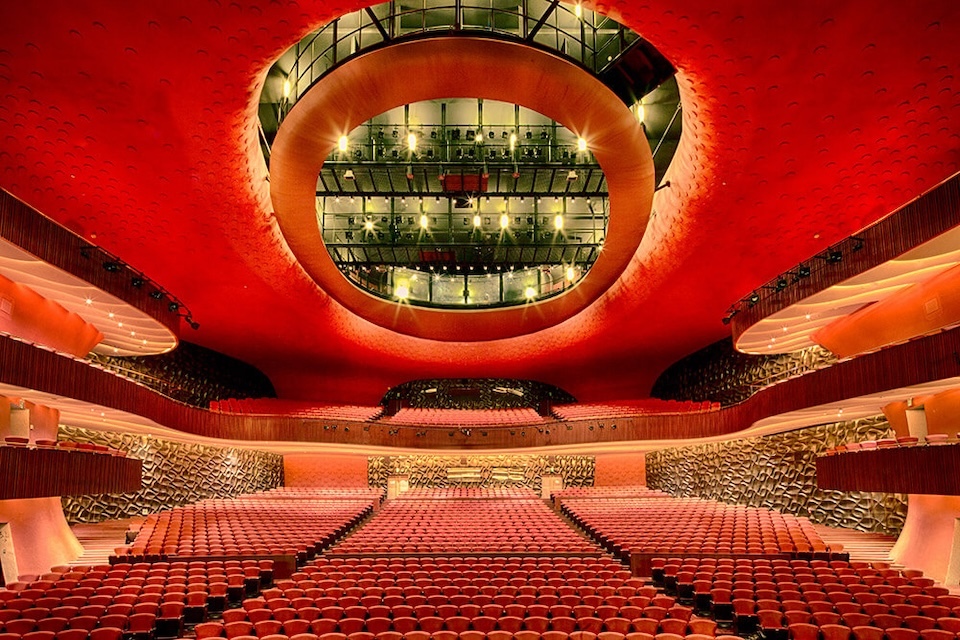 台中國家歌劇院是全球第一座以曲牆為結構主體支撐的建築，興建難度極高，建築本身由內到外就是一場藝術，而不只是一座名為歌劇院的建築物。