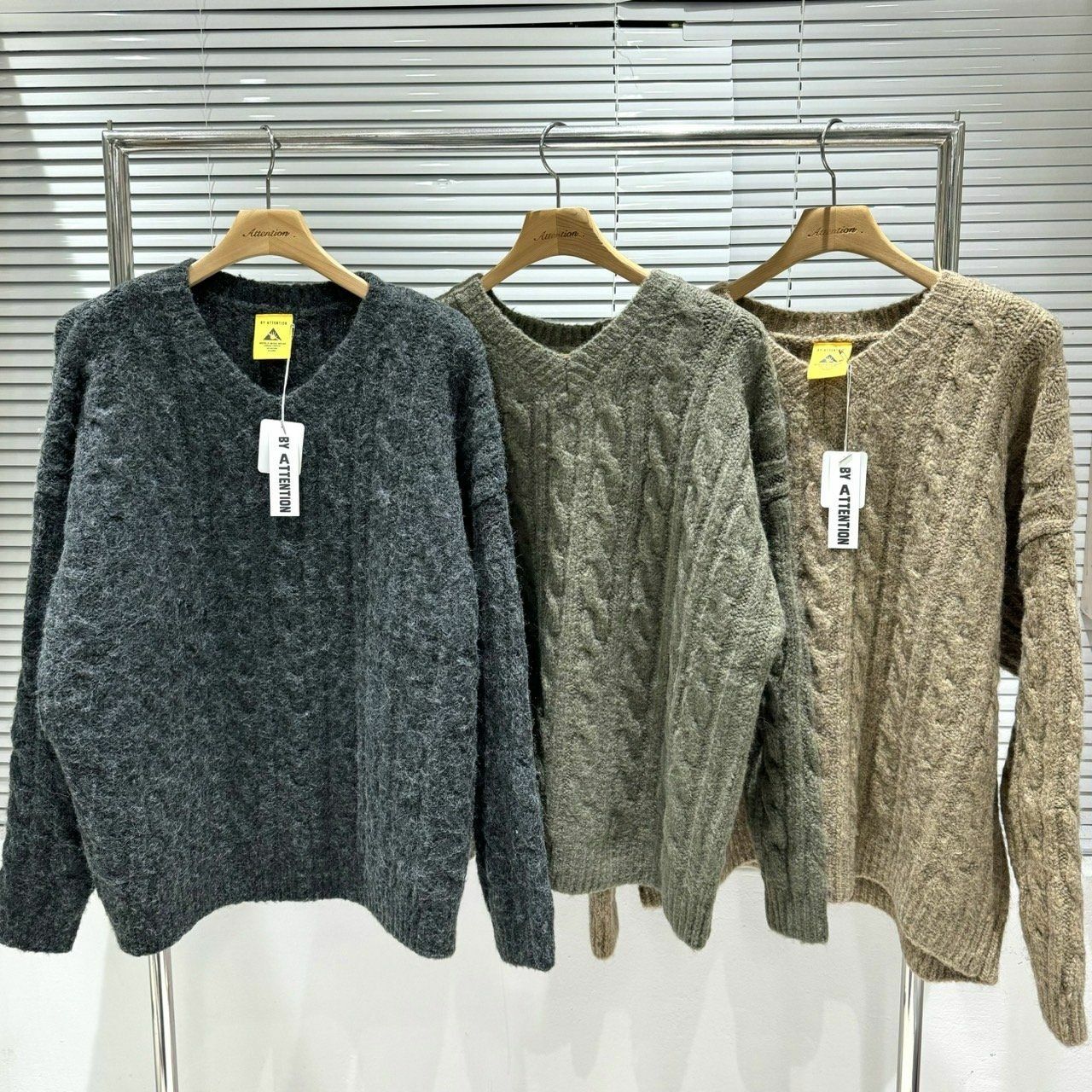 淨色v領暗菱紋針織衫 BY ATTENTION-093T