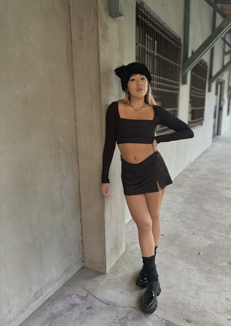 黑色Ｖ腰開衩短裙