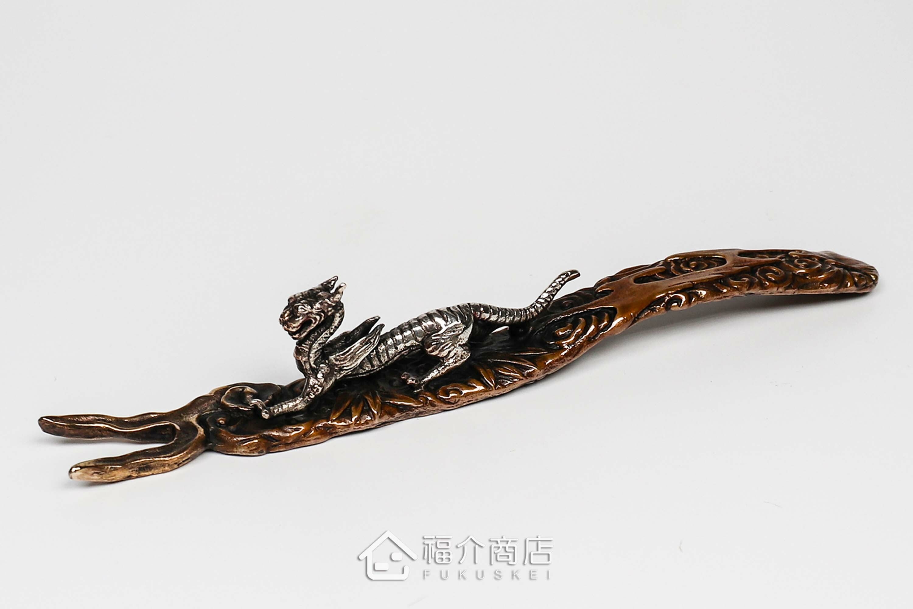 拿起茶壺壺蓋用的白虎造型蓋取