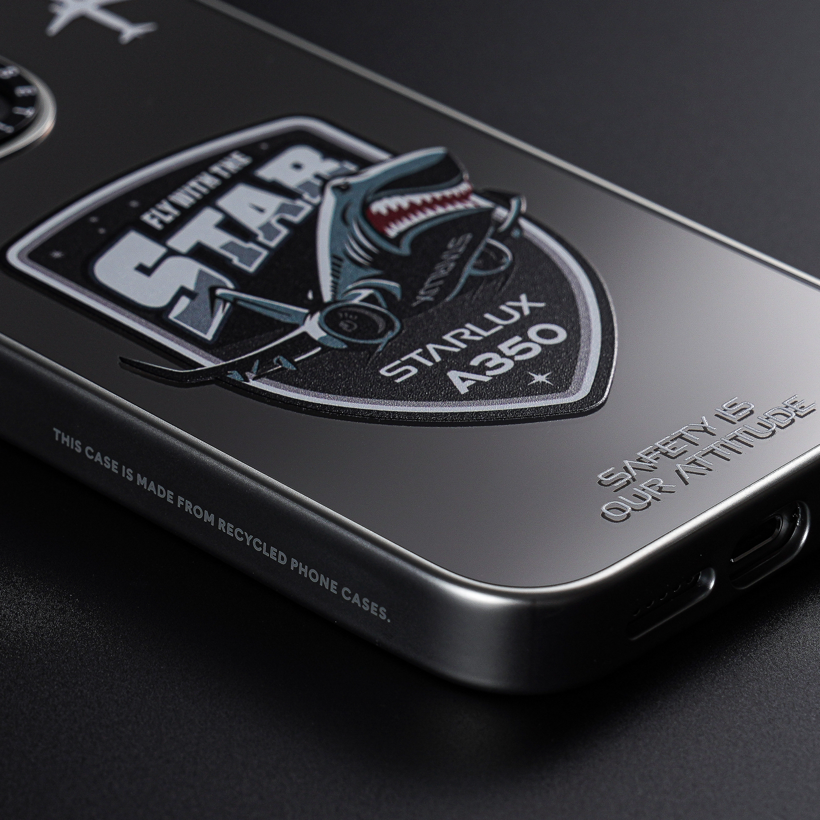 CASETiFY iPhone15 系列MagSafe兼容鏡面手機殼-A350機隊臂章