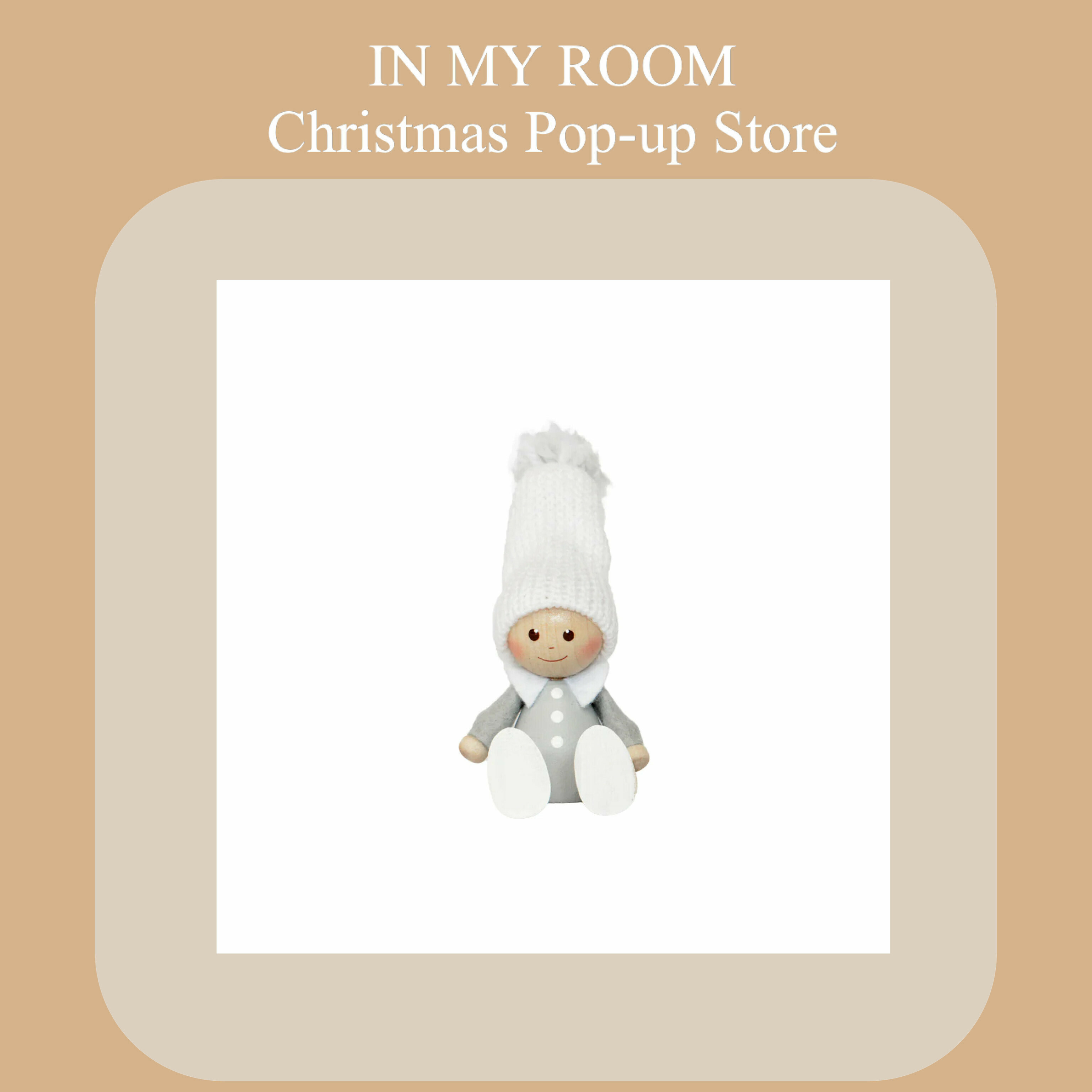 聖誕白毛帽坐著小女孩