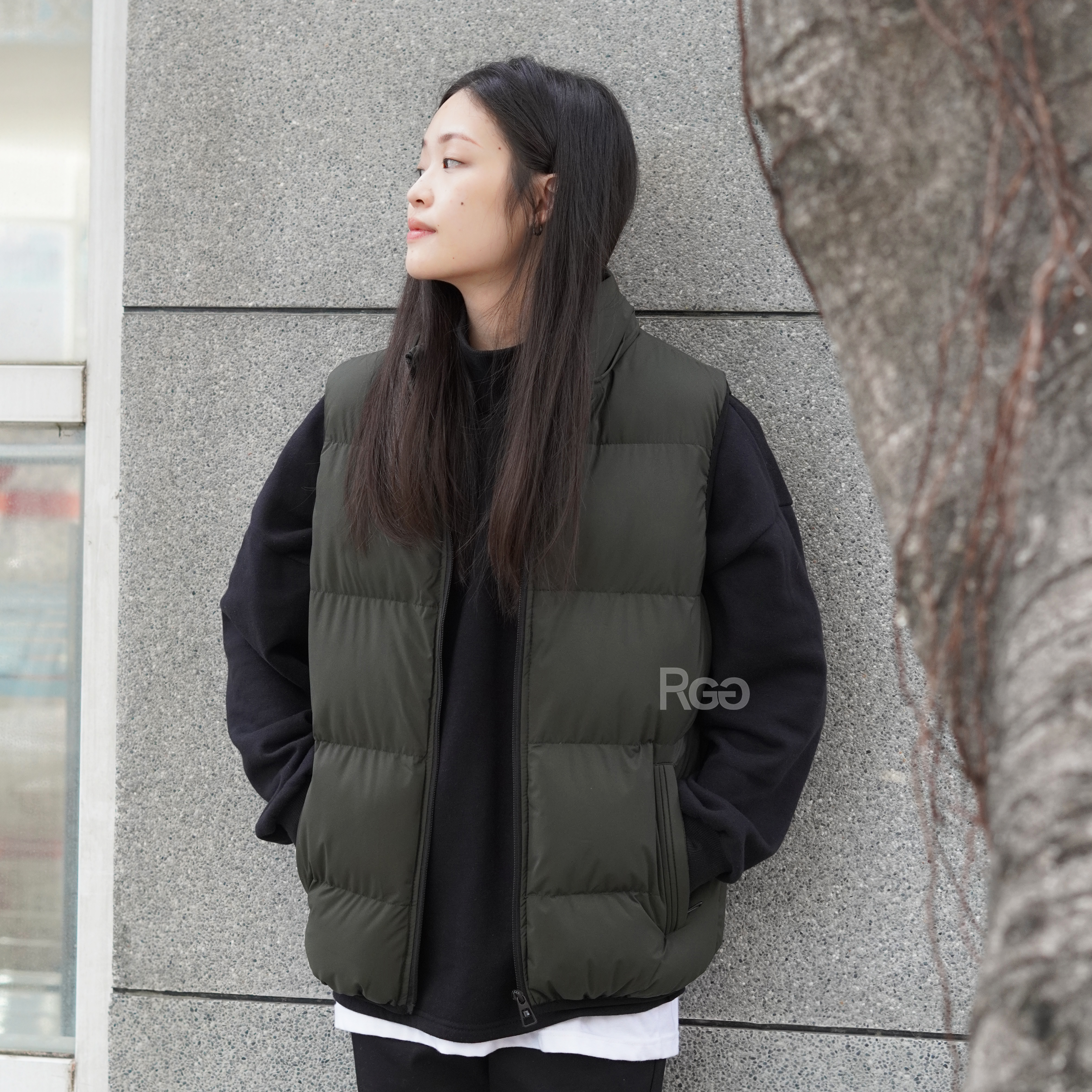 女模穿著可拆式連帽鋪棉背心綠色半身照