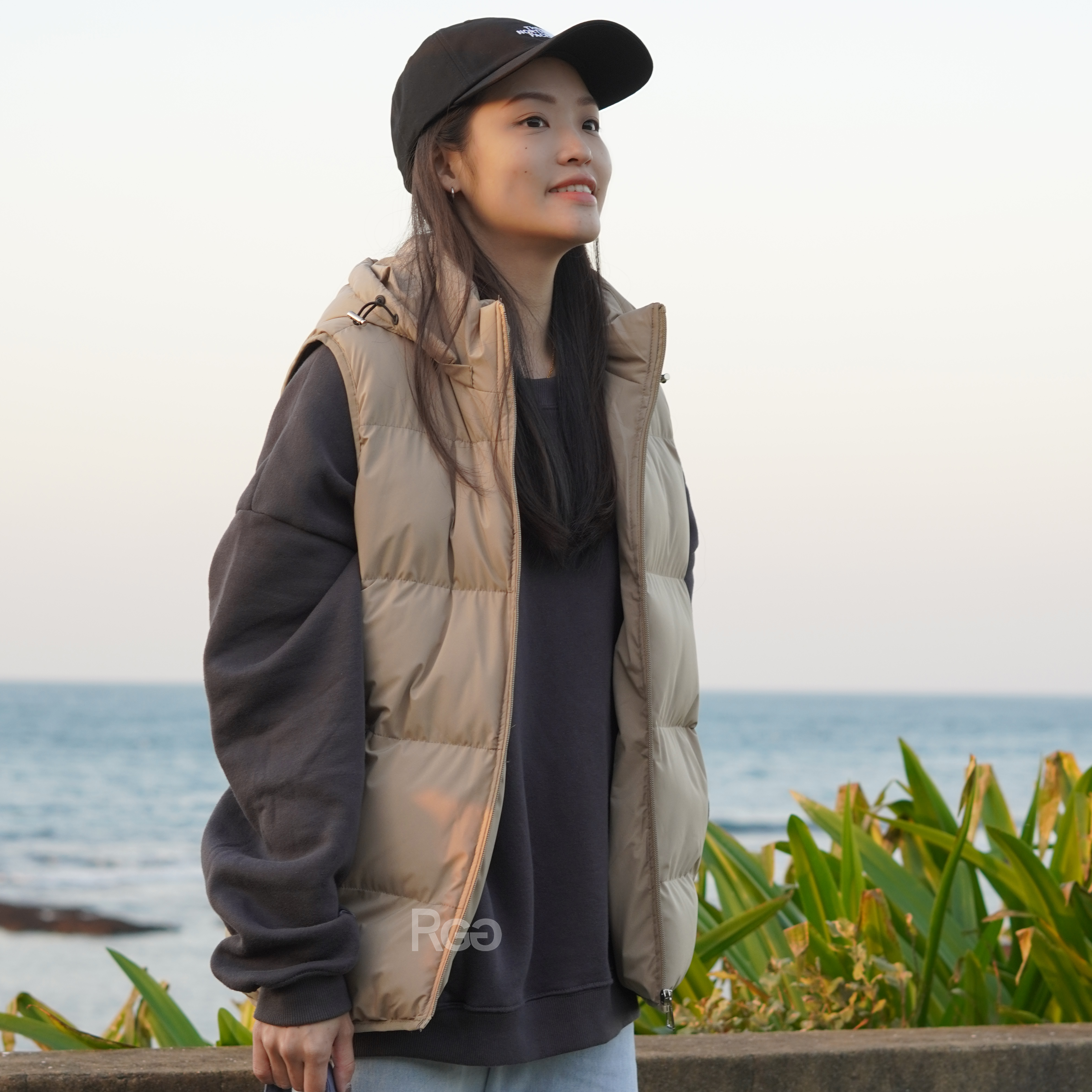 女模穿著可拆式連帽鋪棉背心卡其色細節照