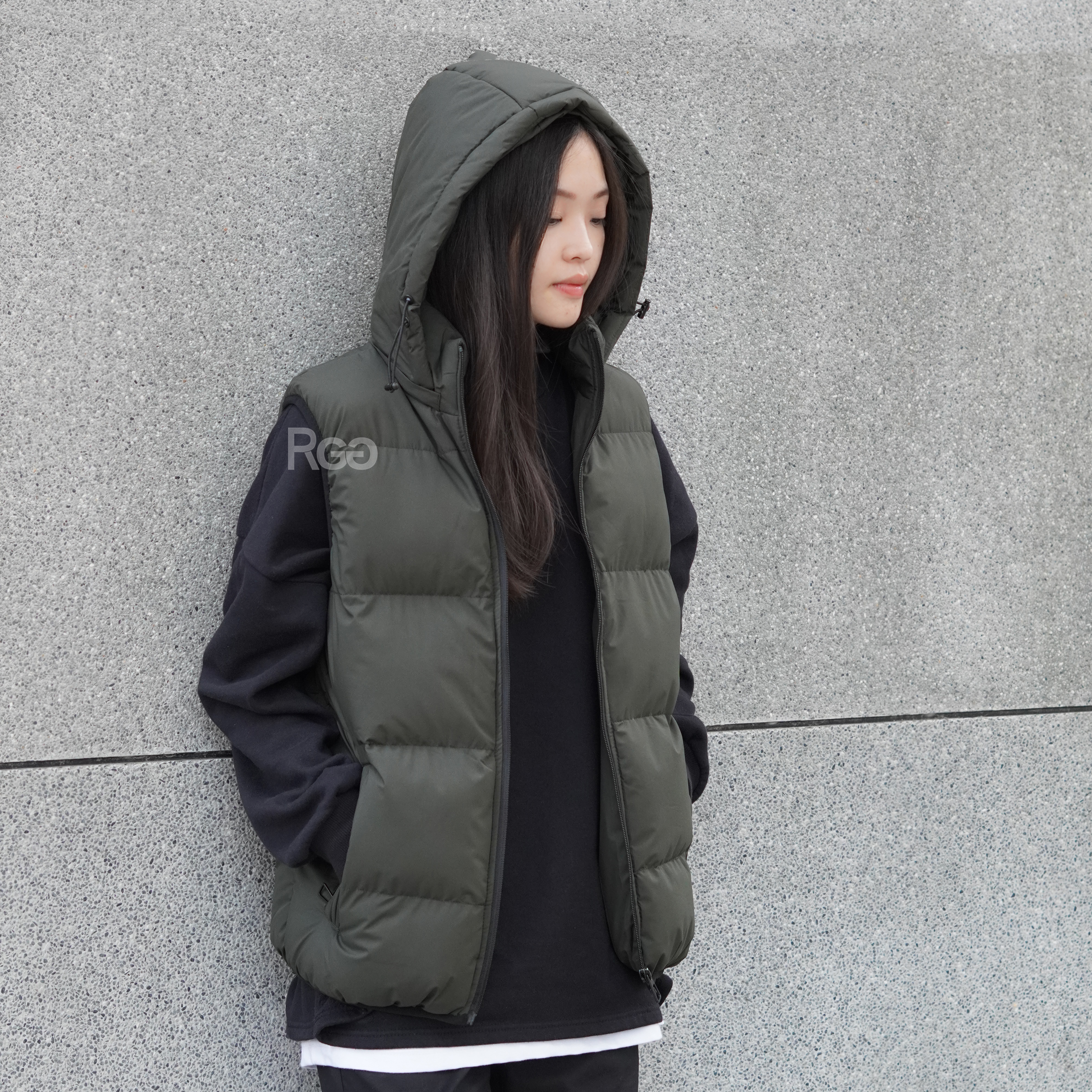 女模穿著可拆式連帽鋪棉背心綠色細節照