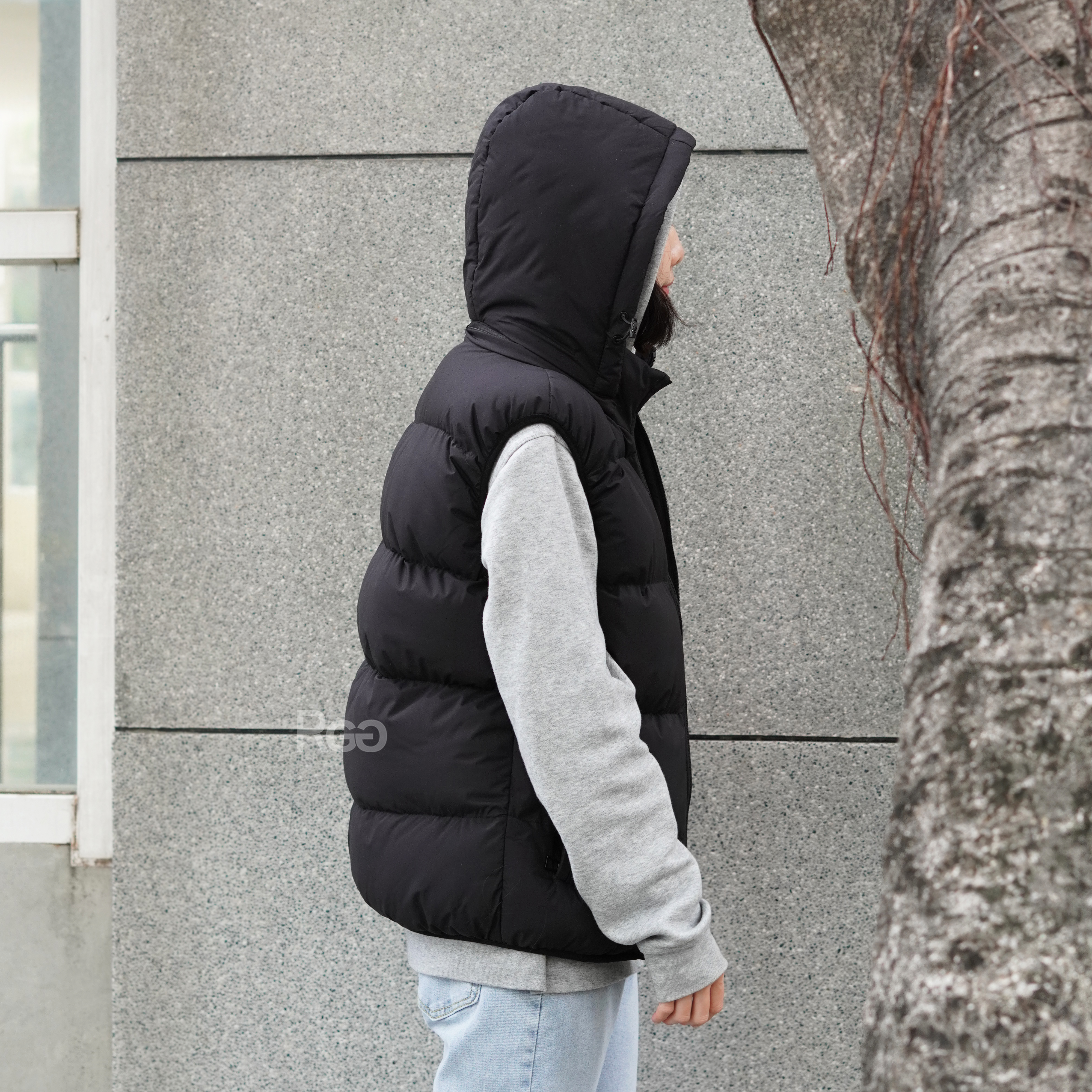 女模穿著可拆式連帽鋪棉背心黑色側面照