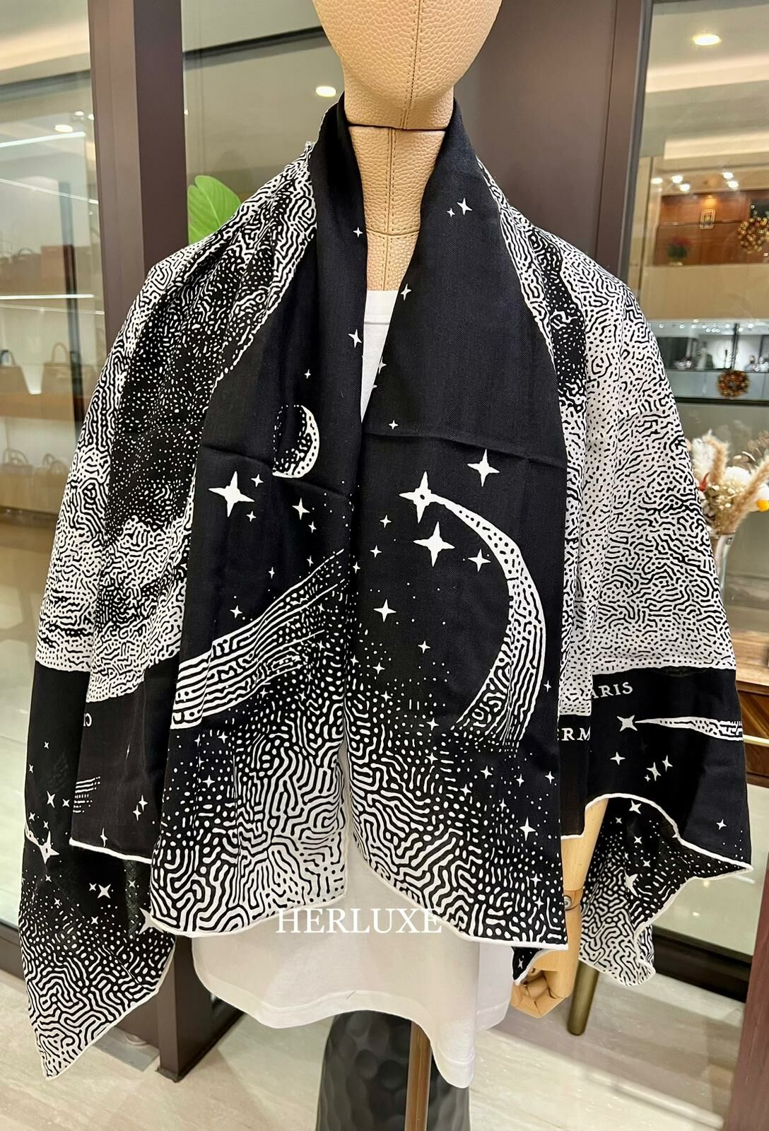 Clair de Lune shawl noir 70% cashmere, 30% soie 140 x 140 cm