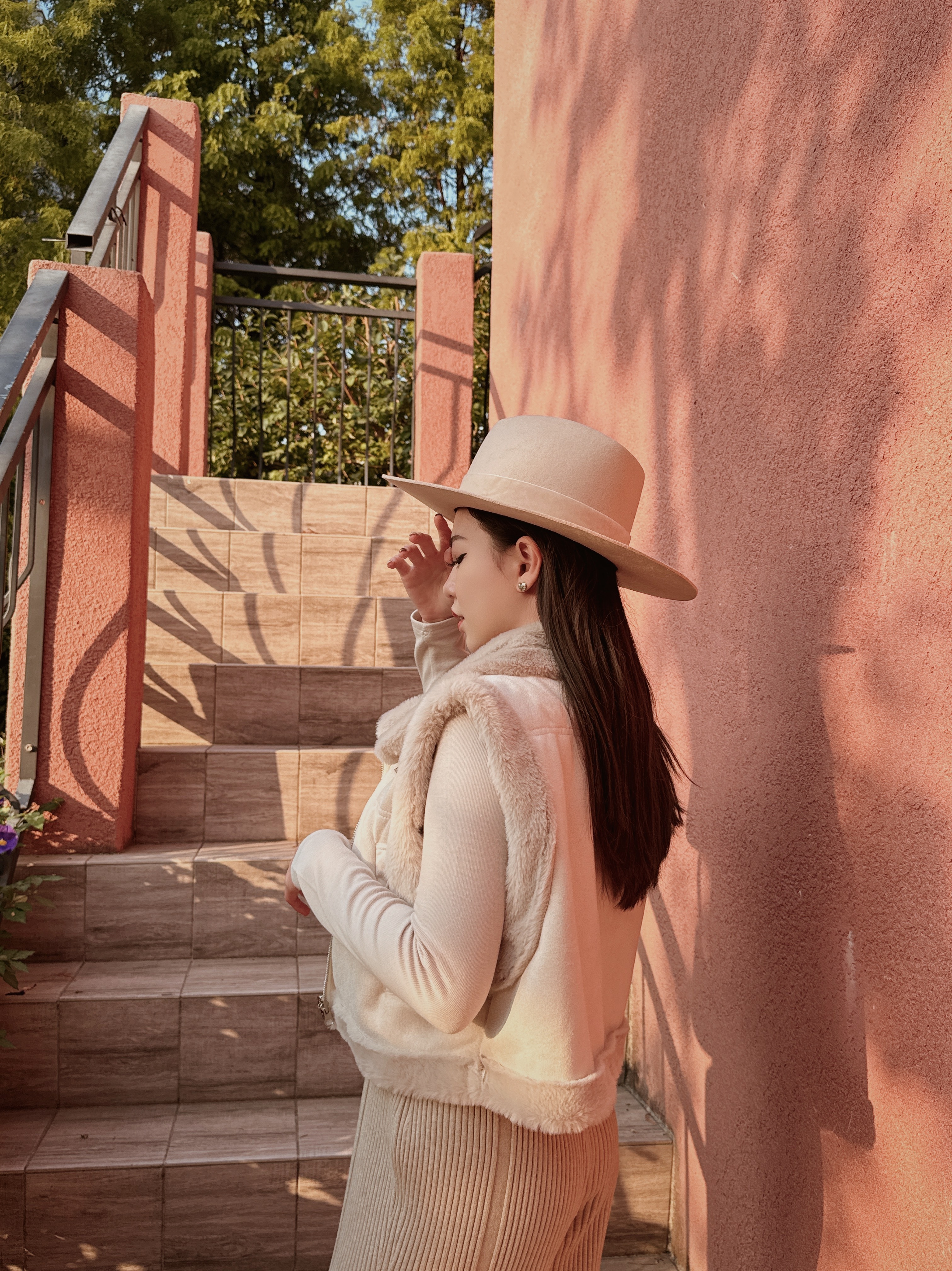 毛毛滾邊翻領背心