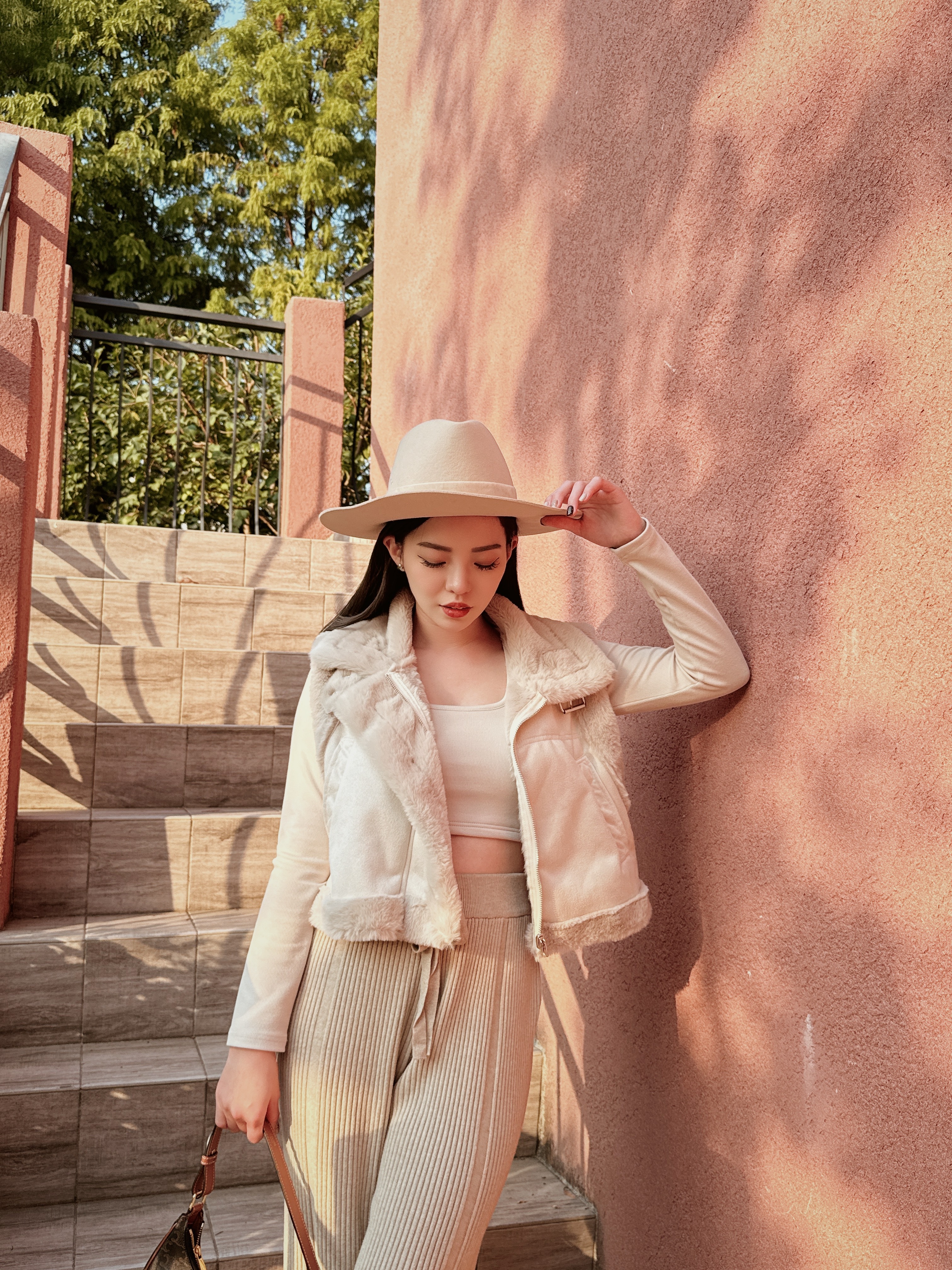 毛毛滾邊翻領背心