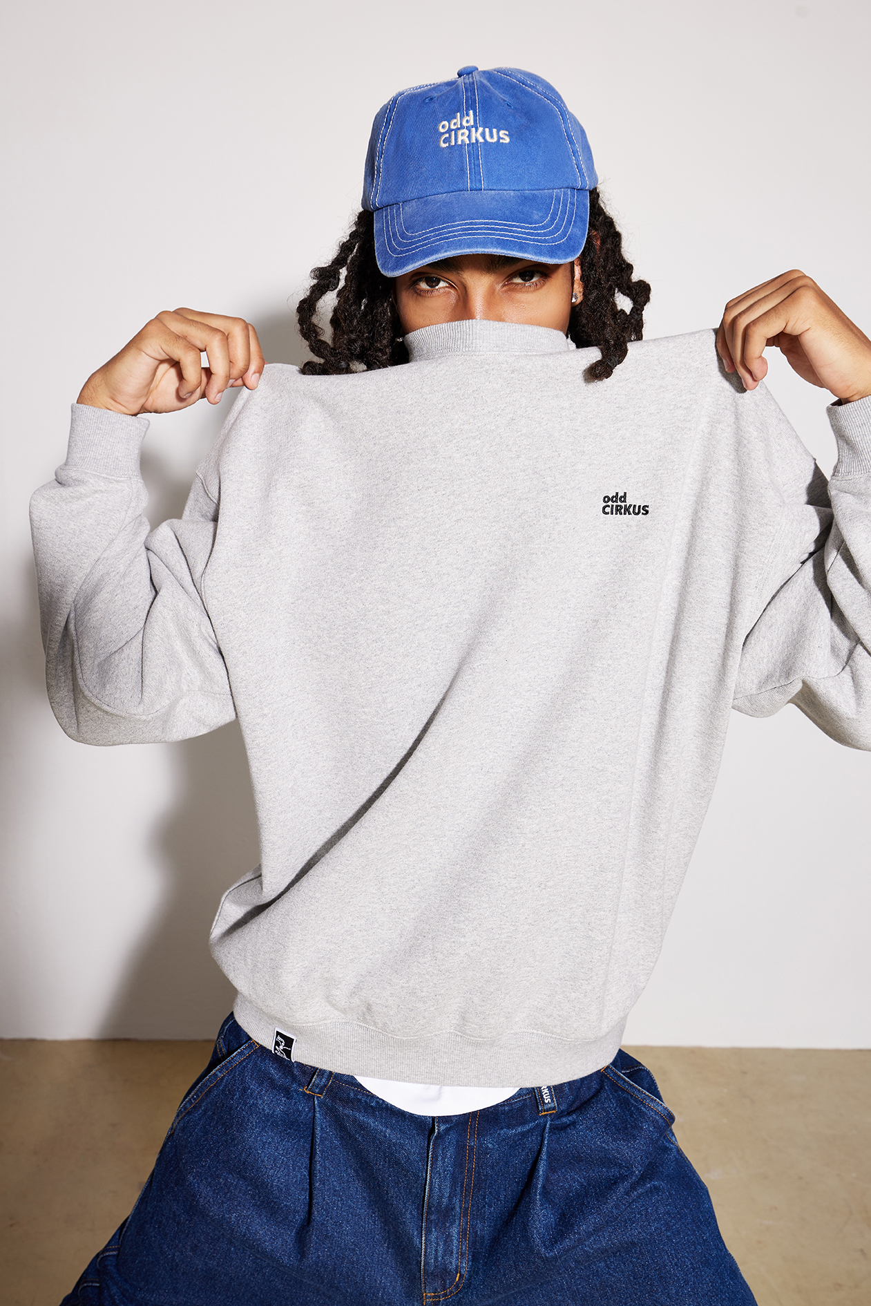 odd CIRKUS 街頭復古圓領長袖大學Tee 淺灰色