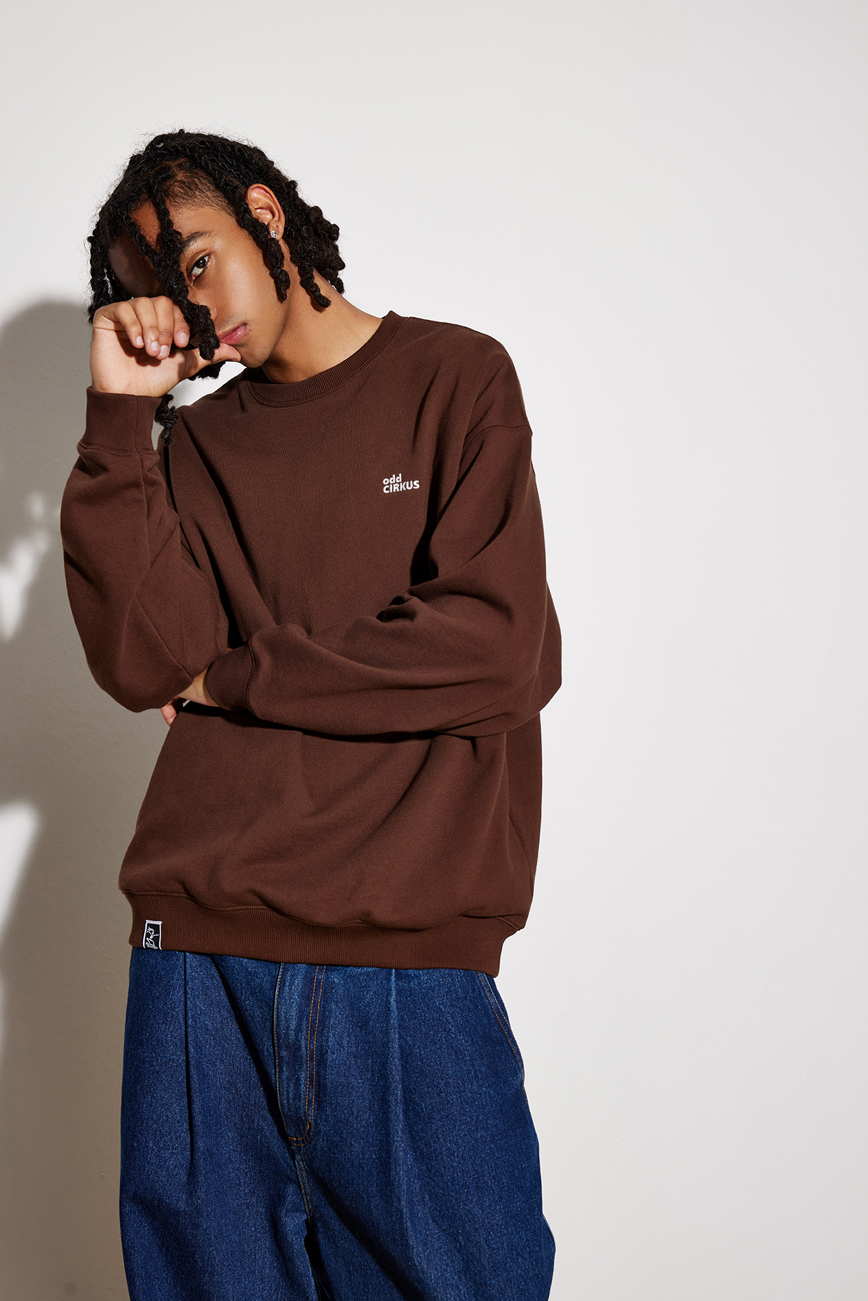 odd CIRKUS 街頭復古圓領長袖大學Tee 咖啡色