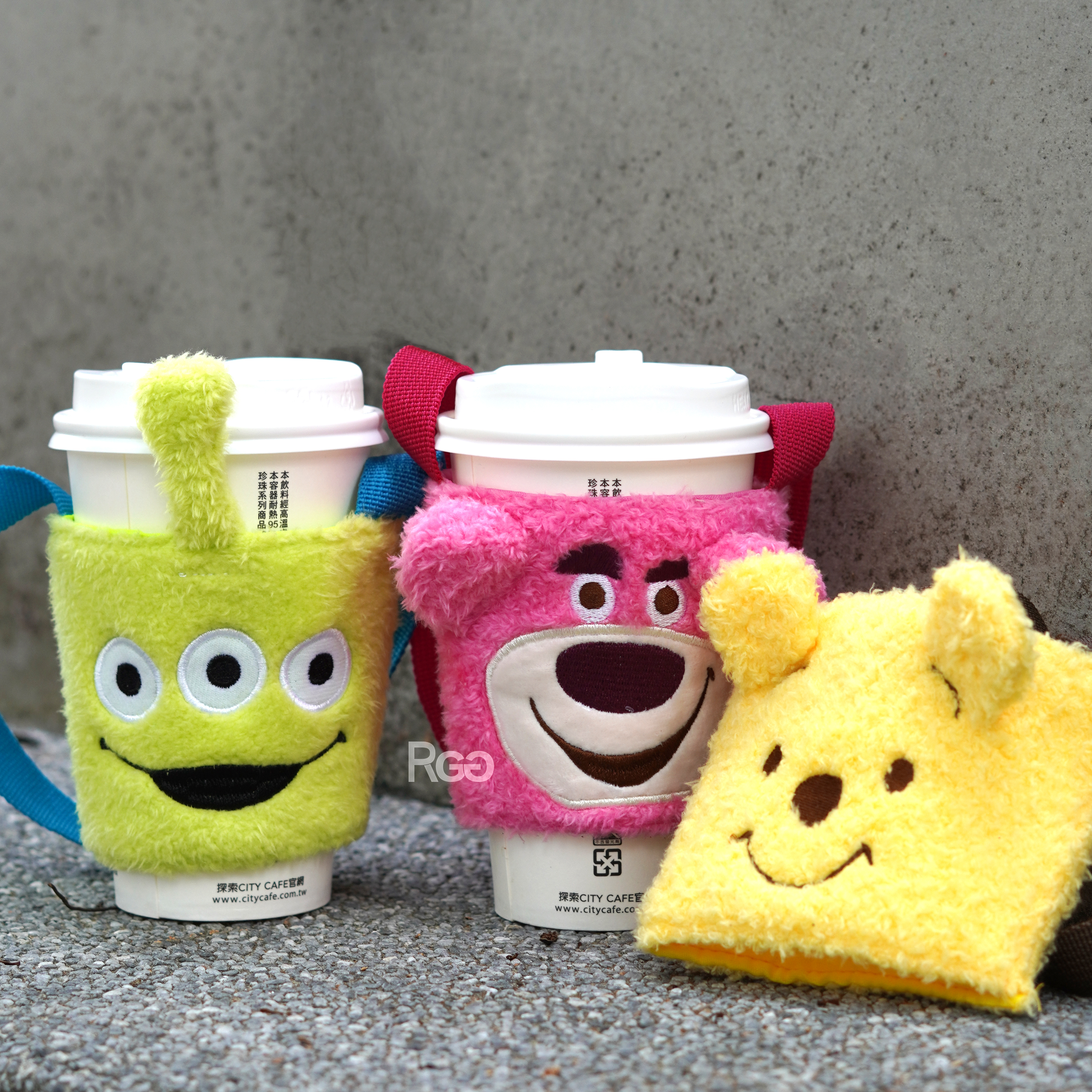 迪士尼絨毛飲料提袋杯袋杯套維尼、三眼怪、熊抱哥商品照