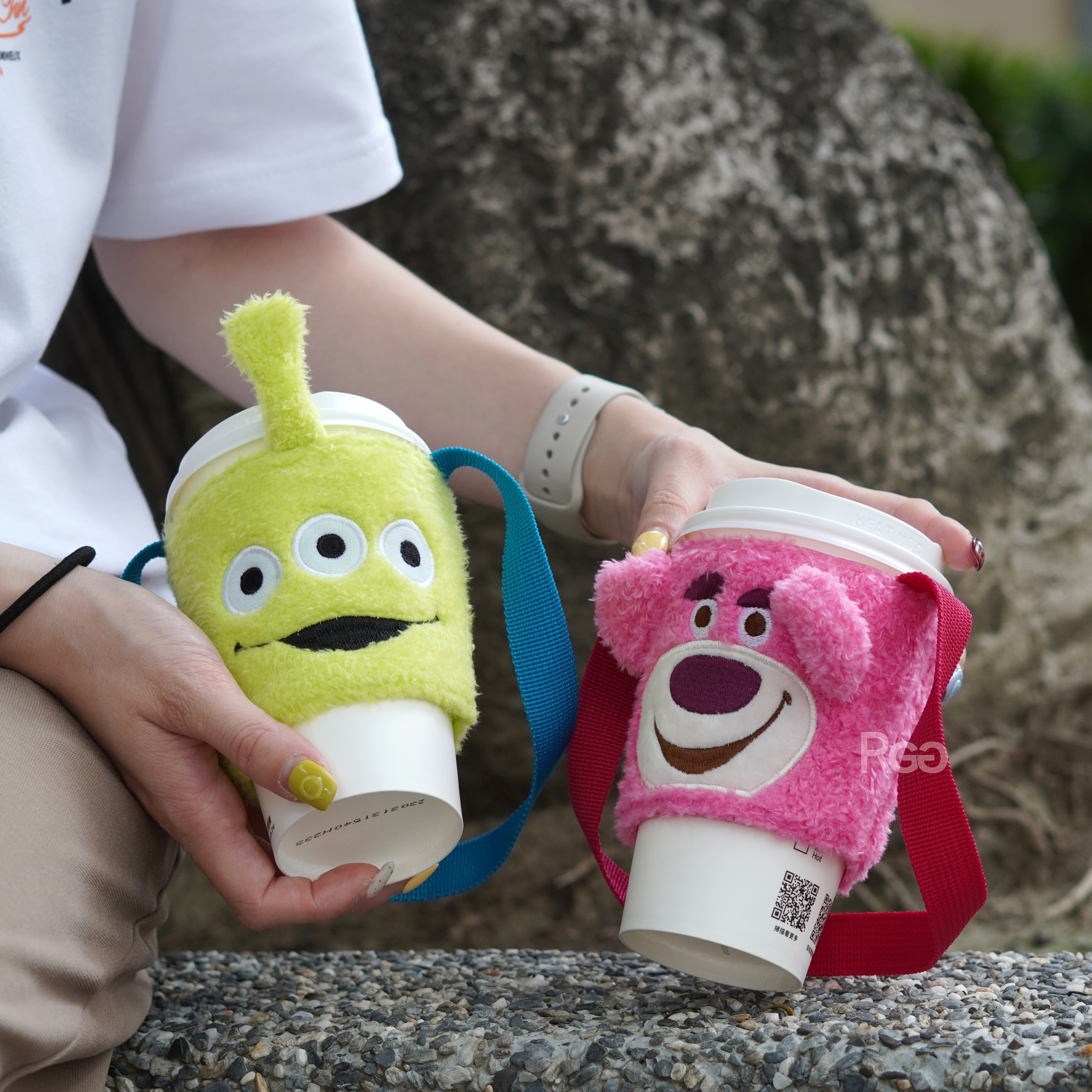 迪士尼絨毛飲料提袋杯袋杯套三眼怪、熊抱哥照片