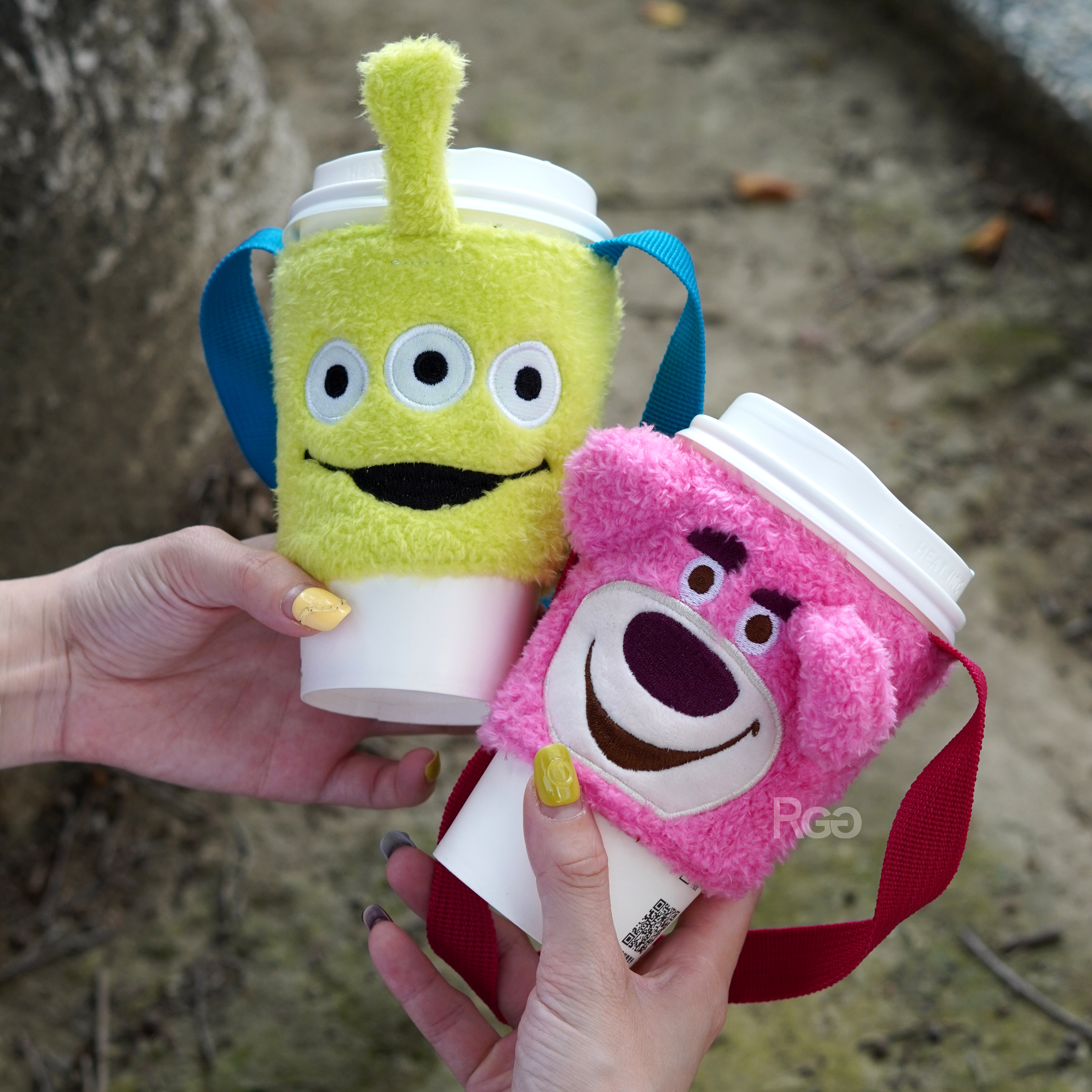迪士尼絨毛飲料提袋杯袋杯套三眼怪、熊抱哥手拿照