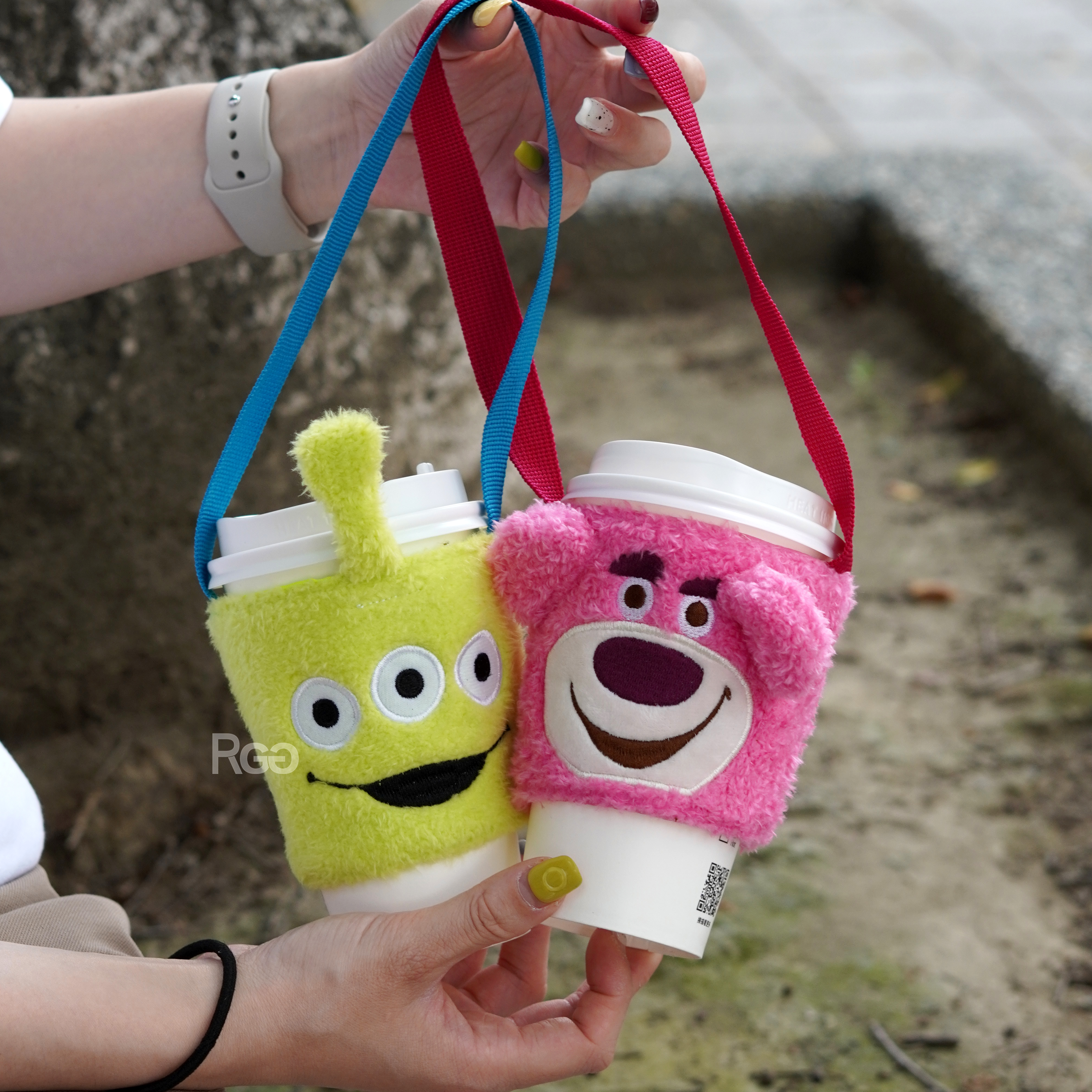 迪士尼絨毛飲料提袋杯袋杯套三眼怪、熊抱哥商品照