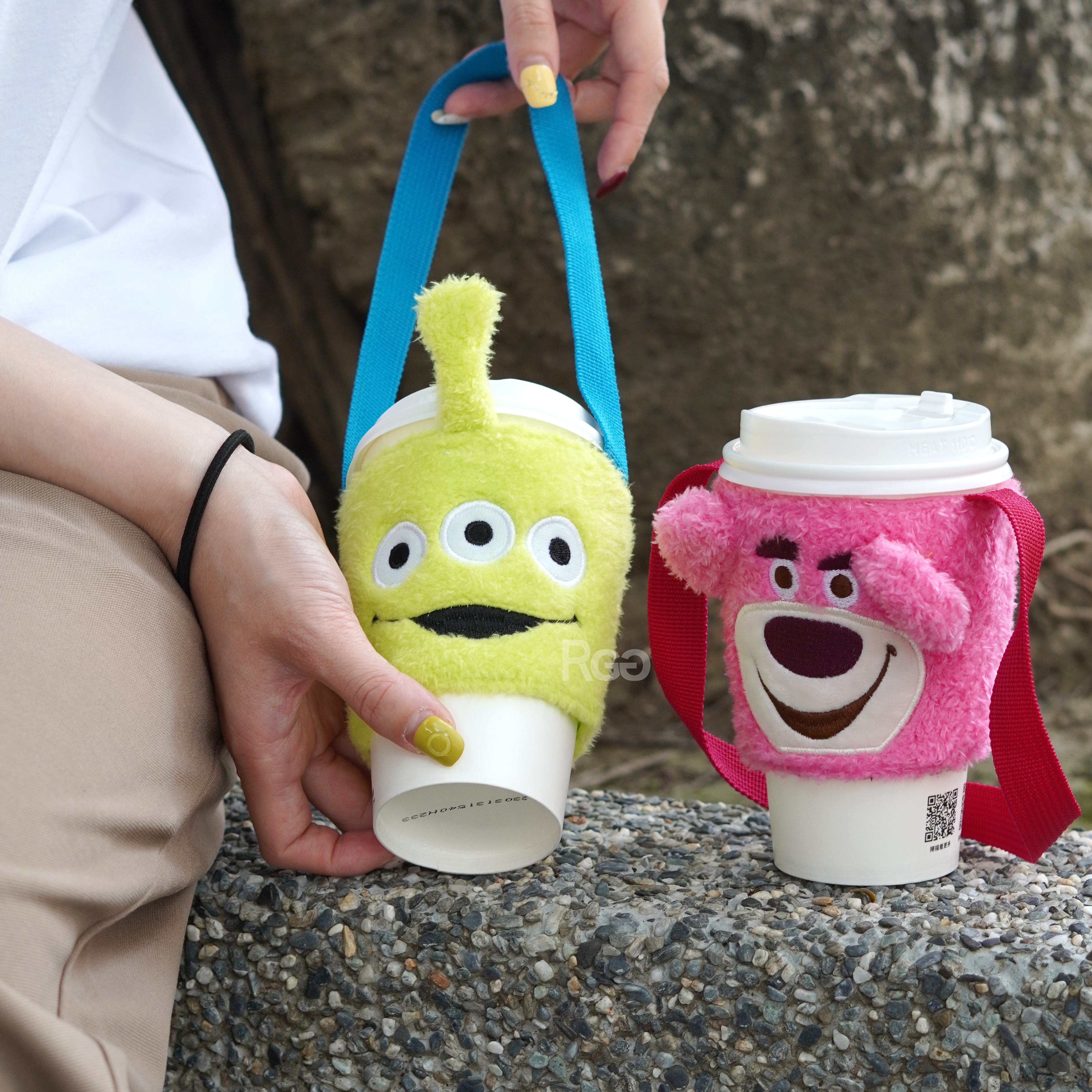 迪士尼絨毛飲料提袋杯袋杯套三眼怪、熊抱哥細節照