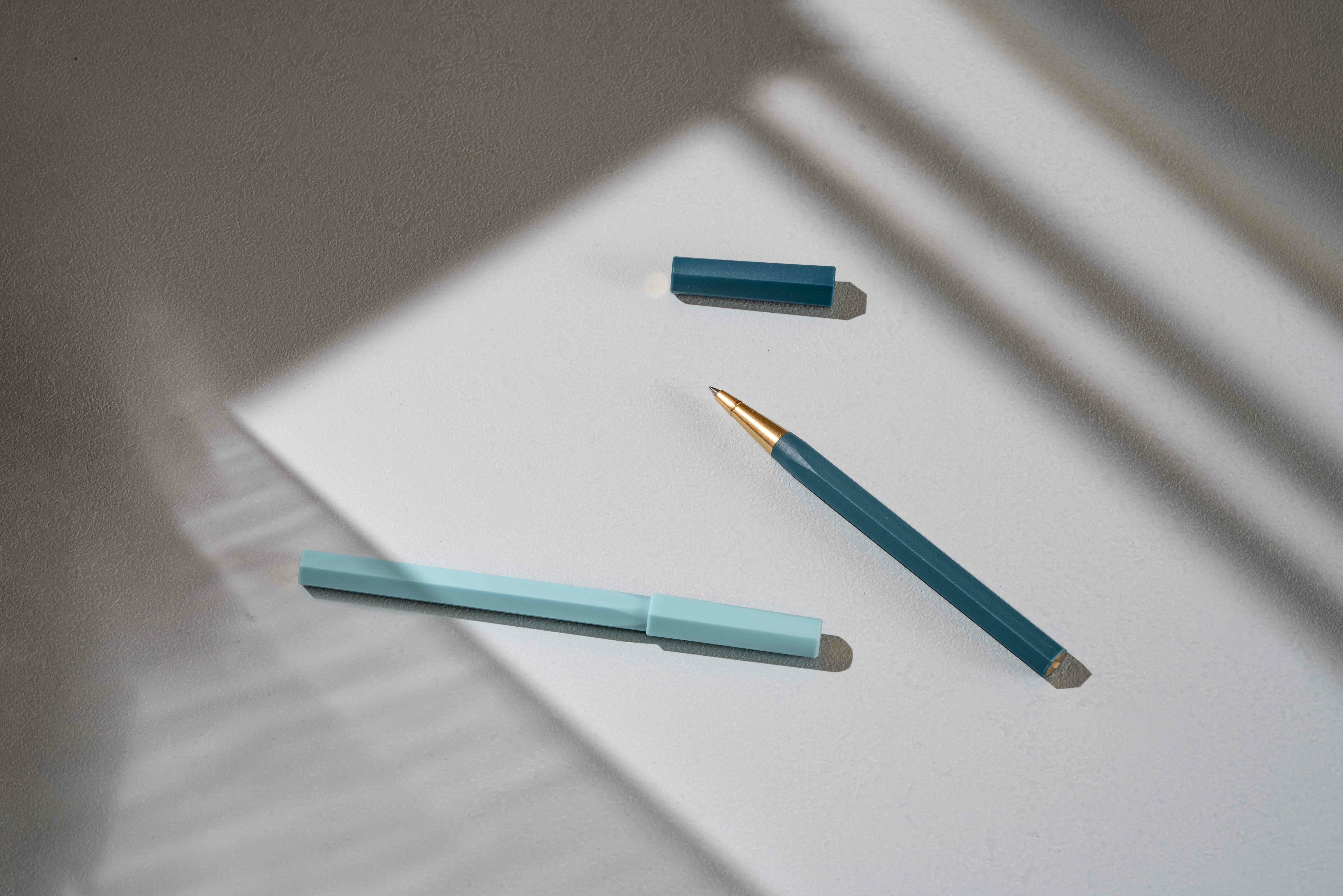 物外YSTUDIO 的海洋永續鋼珠筆較粗的筆身直徑可以均勻分散書寫壓力，讓你體會到黃銅筆身前端帶來的特殊質感