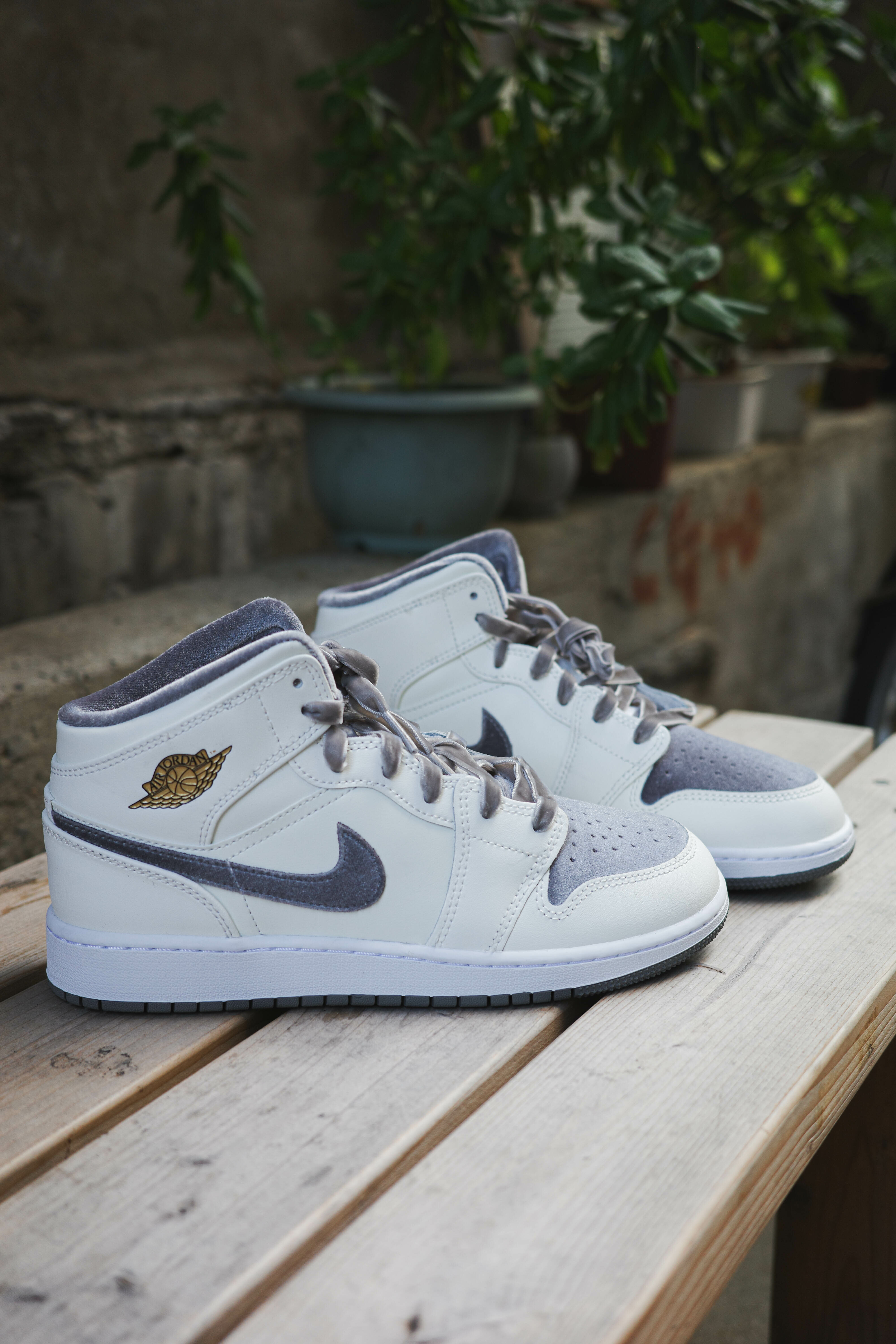 Nike Air Jordan 1 Mid GS 大童 米白灰 喬丹 經典 中筒 休閒鞋 (FB9899-100)