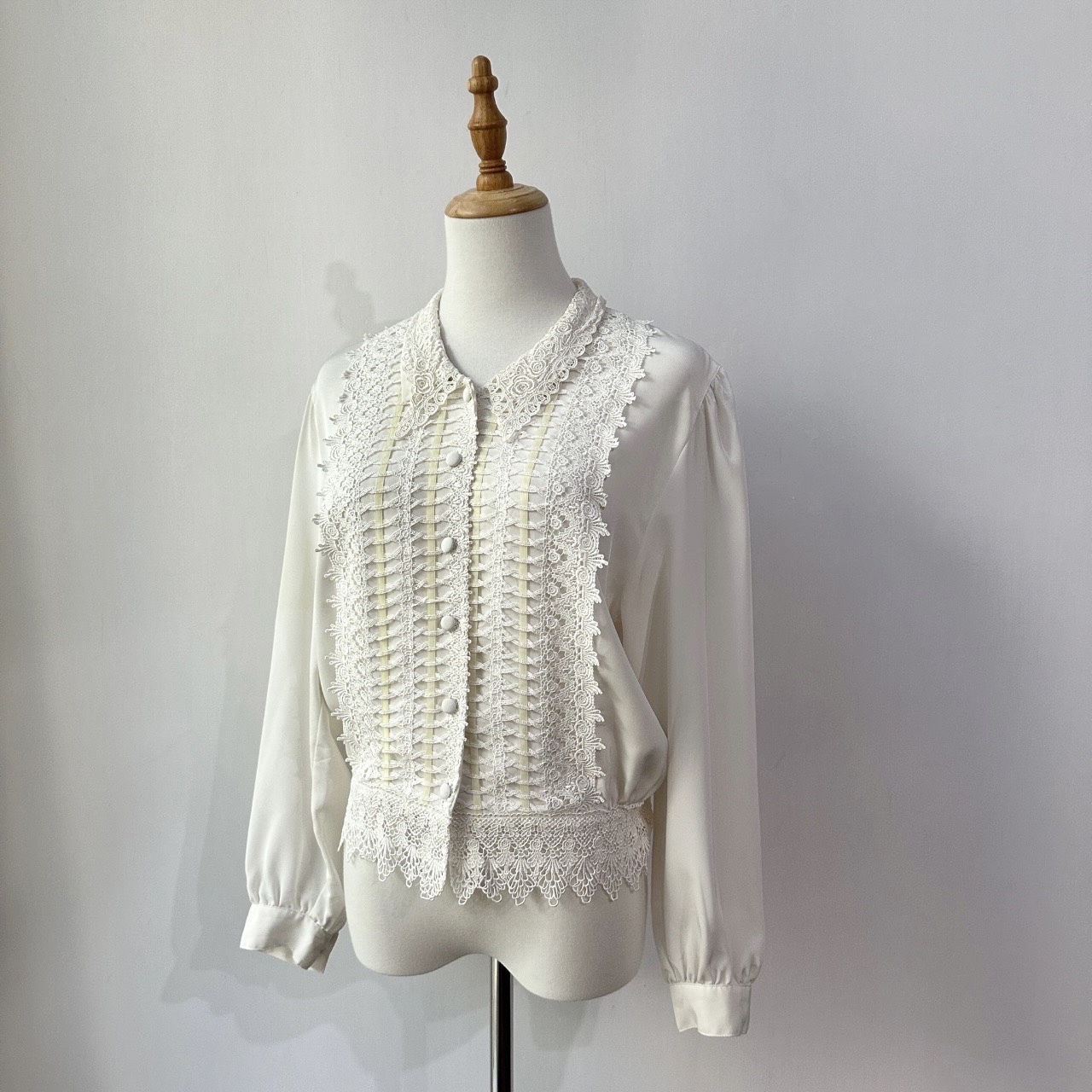 珍珠白色刺繡通花長袖上衣