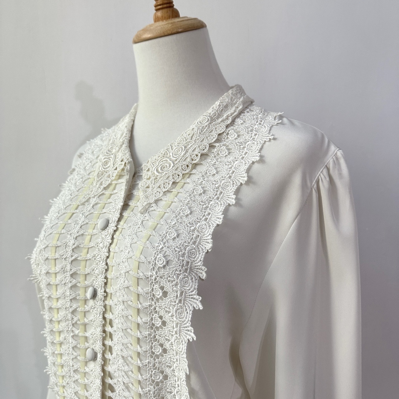 珍珠白色刺繡通花長袖上衣