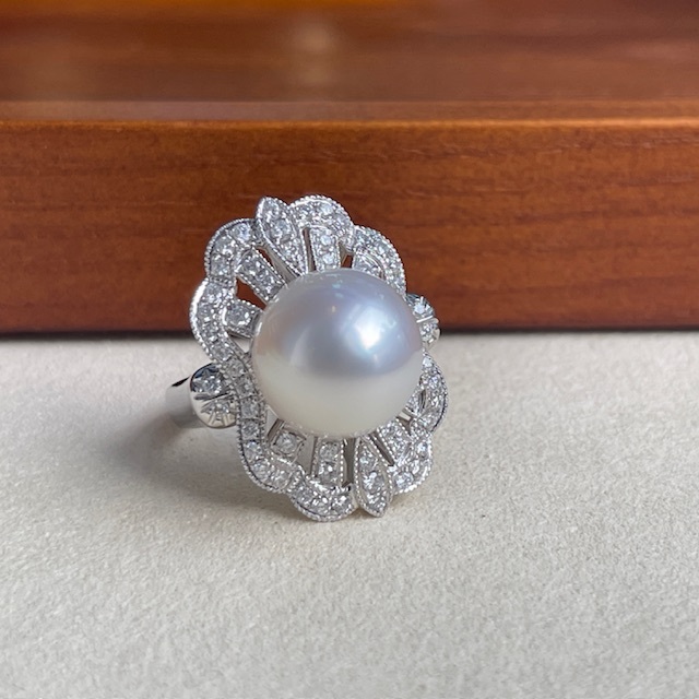 18K金澳白珍珠鑲嵌鑽石戒指 (12-13mm) - [維納斯］